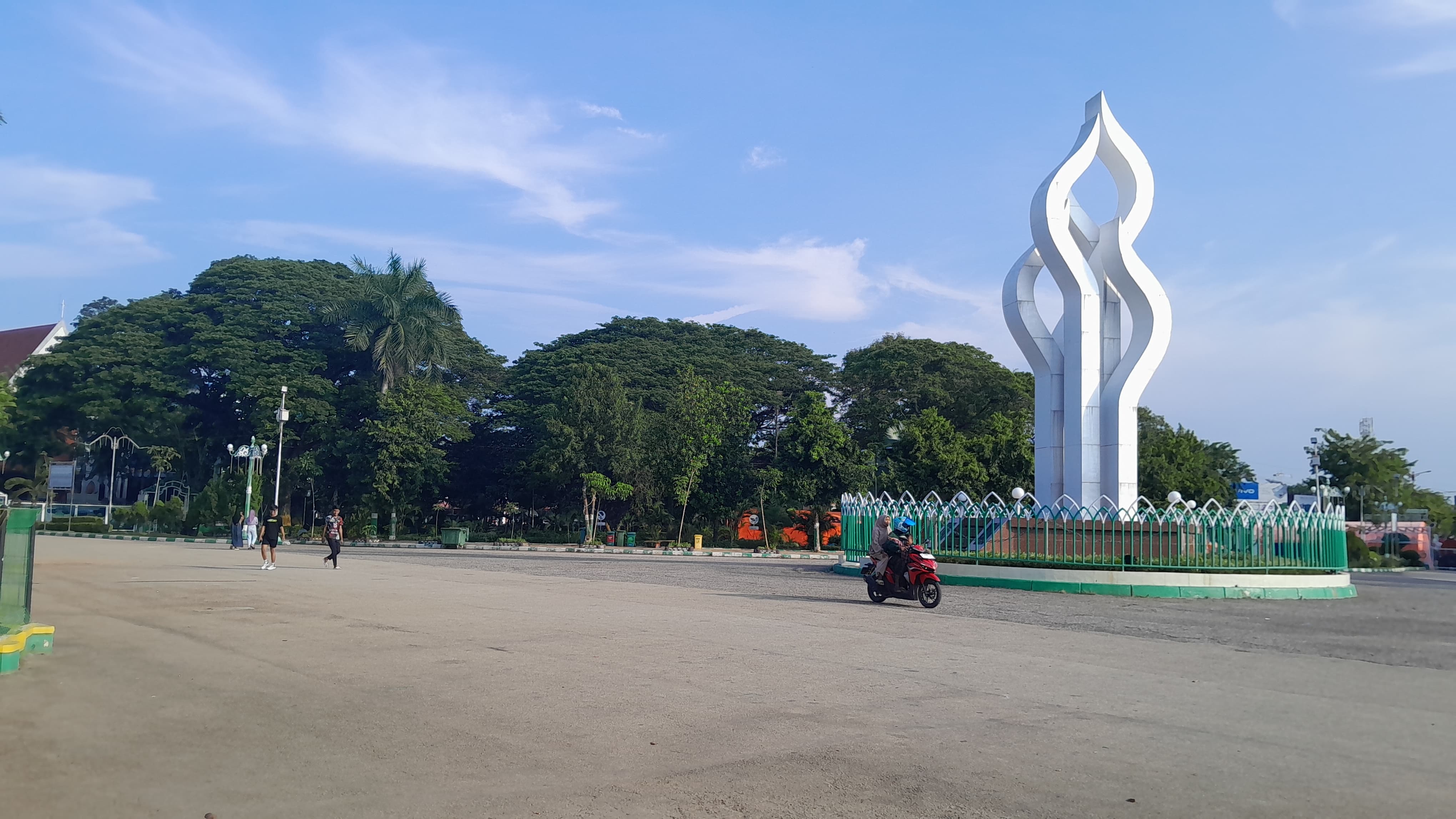 NGABUBURIT: Warga Pamekasan menikmati suasana sore di Taman Arlan, Rabu (5/3). (KHOLIL RAMLI/JPRM)