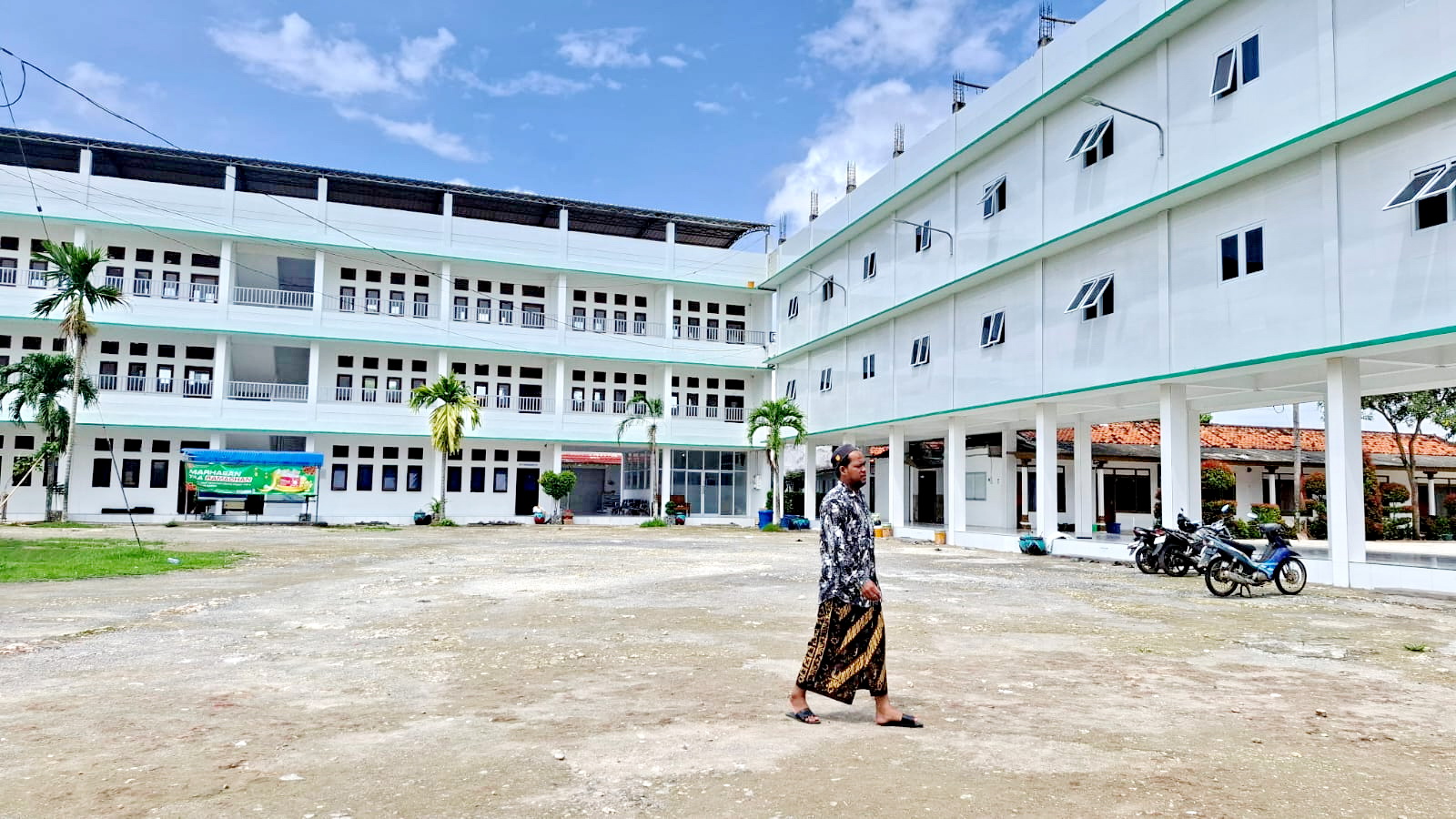 MEGAH: Wakil Ketua Pengurus Ponpes Al-Falah, Kepang, Bangkalan, Miftahul Ulum ada di halaman pesantren kemarin. (IMAMUDIN/JPRM)