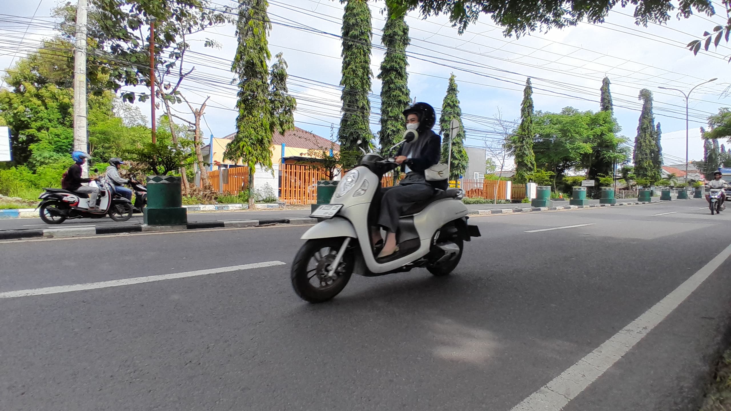 LENGANG: Kendaraan bermotor melintas di ruas jalan nasional di depan kantor Bulog Madura, Pamekasan, kemarin. (M. KHOLIL RAMLI/JPRM)