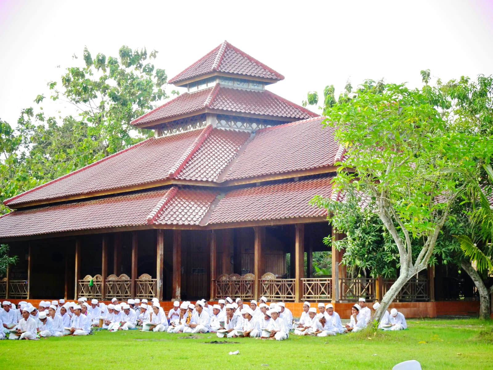 ANTUSIAS: Sejumlah santri Ponpes Al-Falah, Kepang, Bangkalan, mengikuti kajian di halama musala pesantren, Kamis (31/10/24). (MIFTAHUL ULUM UNTUK JPRM)