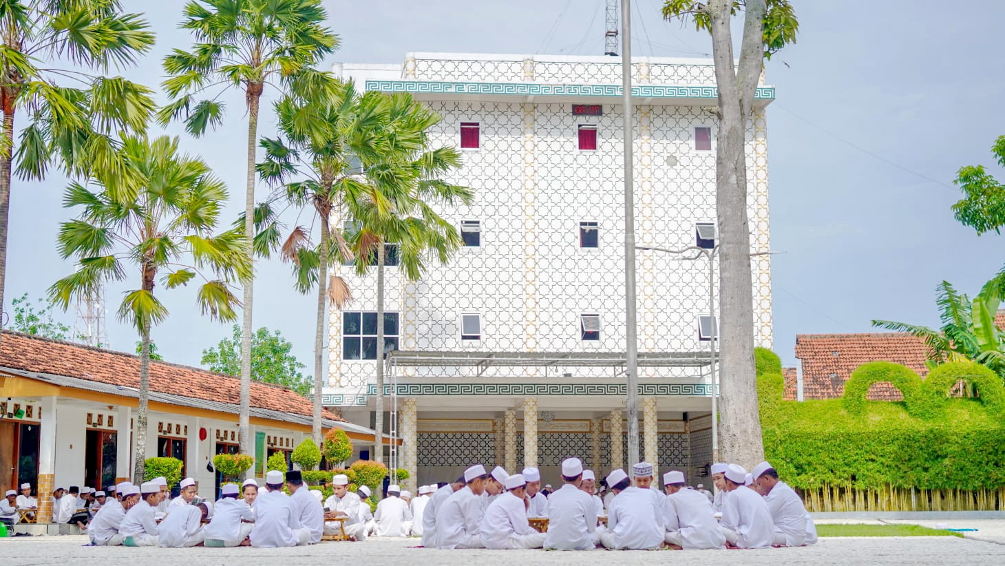 FOKUS: Santri Ponpes Al-Falah Kepang Bangkalan sedang belajar di halaman pesantren.