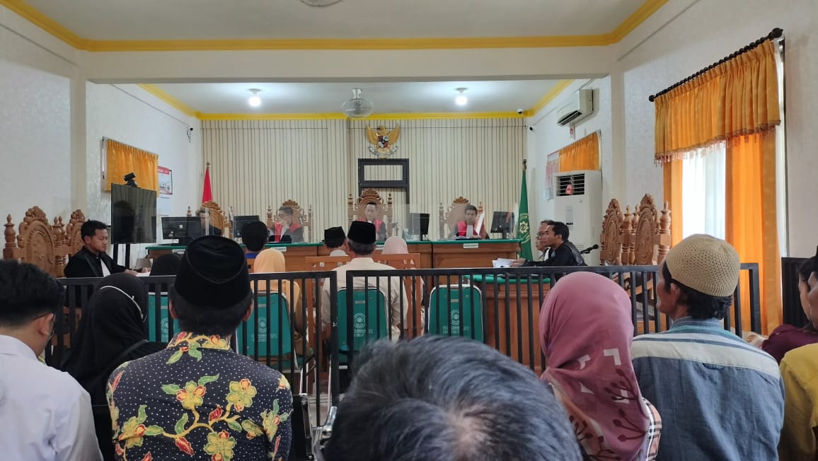UNGKAP FAKTA: Para saksi saat memberikan keterangan dalam sidang kasus dugaan KDRT yang menjerat Arfan Rofoki di PN Sumenep kemarin.  (MOH IQBAL/JPRM)
