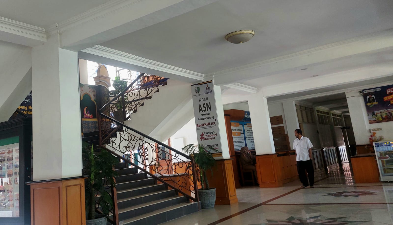 ABDI NEGARA: Pegawai berada di kantor Pemerintah Kabupaten Sampang Senin (3/3). (JUNAIDI PONDIYANTO/JPRM)