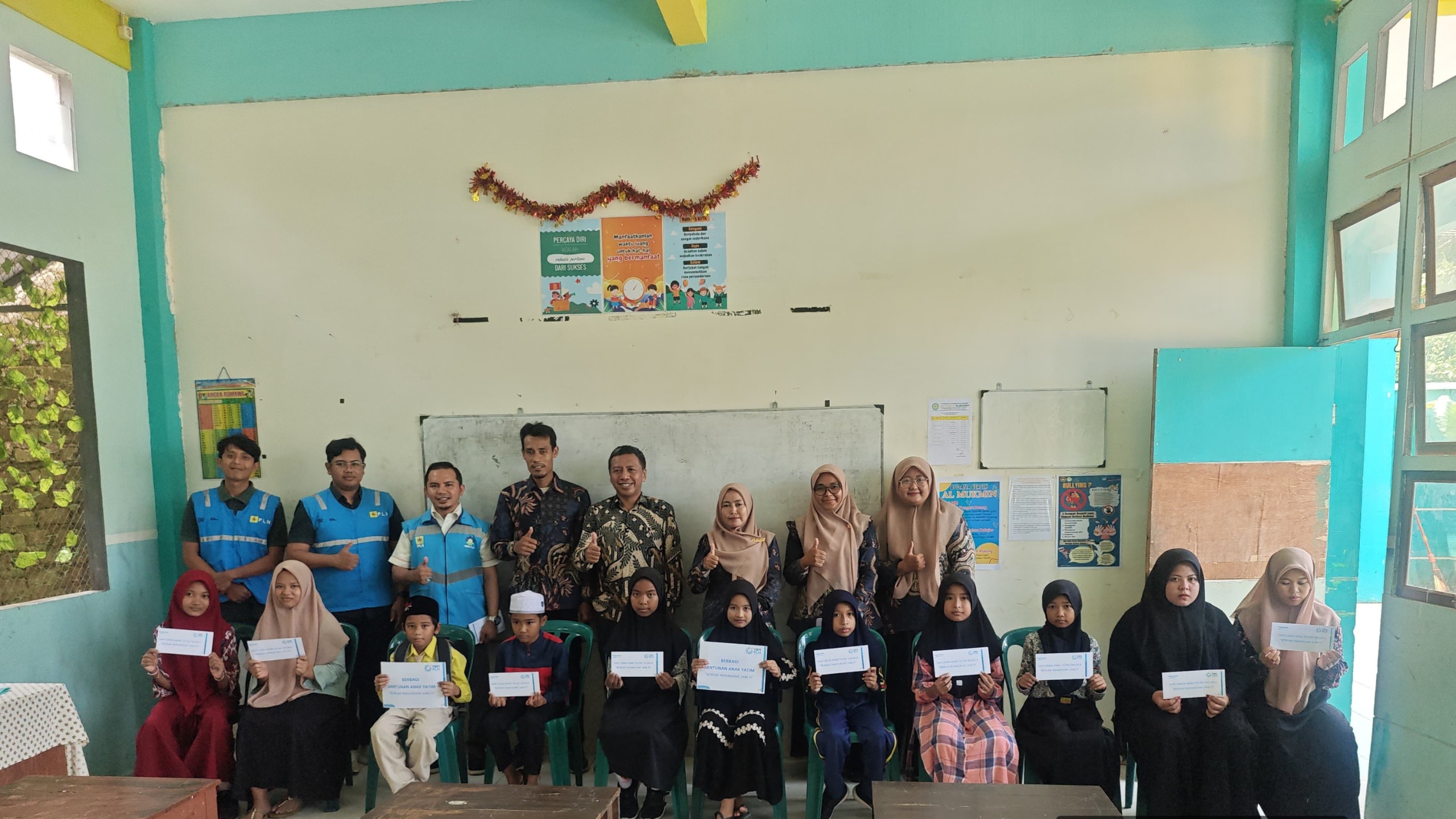 foto bersama Perwakilan PLN UP3 Madura bersama Pengurus Yayasan Al Mukmin dan Para anak yatim