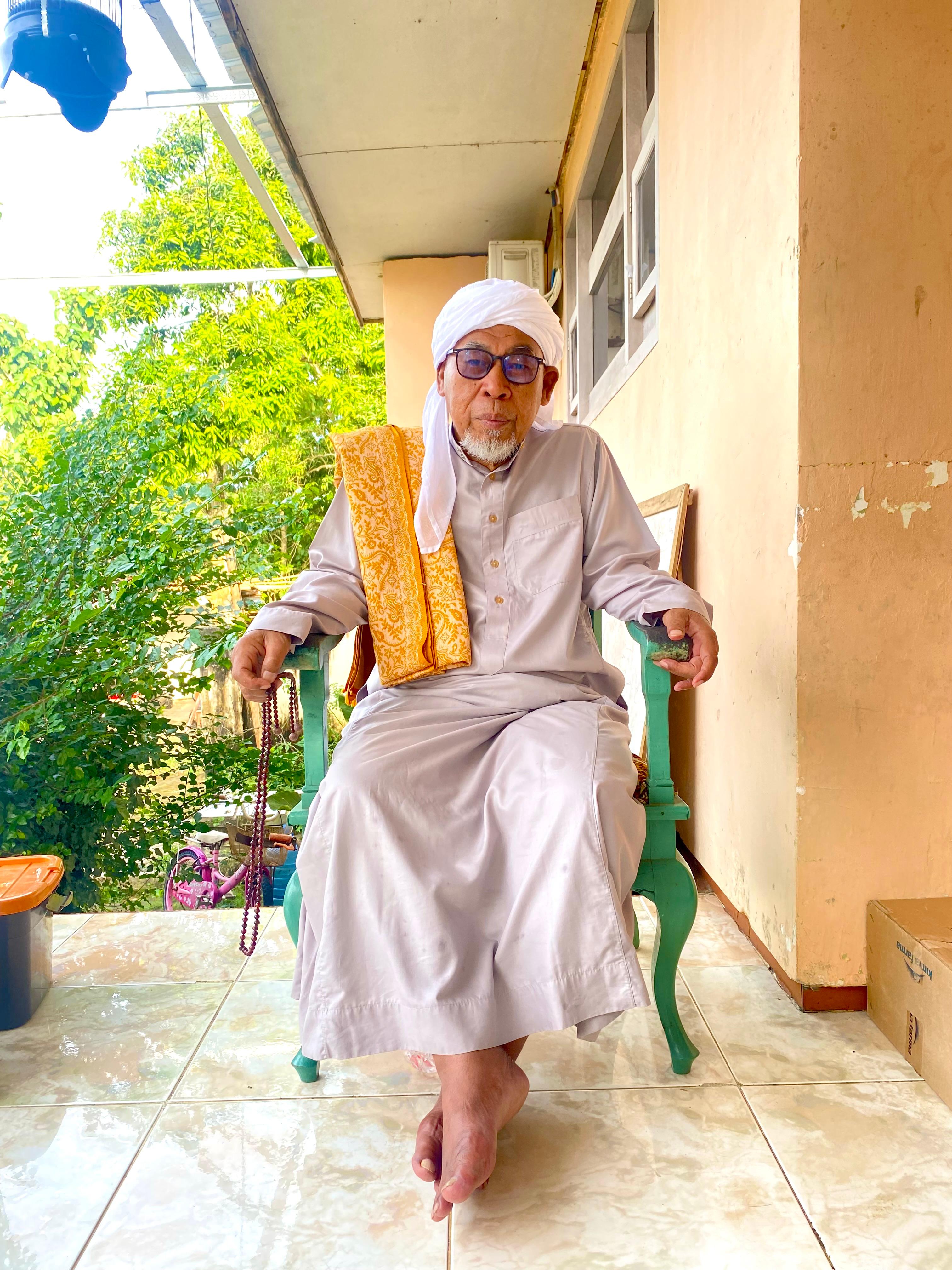 KARISMATIK: Pengasuh Ponpes Darul Amin KH Abd. Razak Syafiuddin saat ditemui di kediamannya, Desa Waru Barat, Kecamatan Waru, Pamekasan, Selasa (4/3). (MOH. IQBAL AFGANI/JPRM)