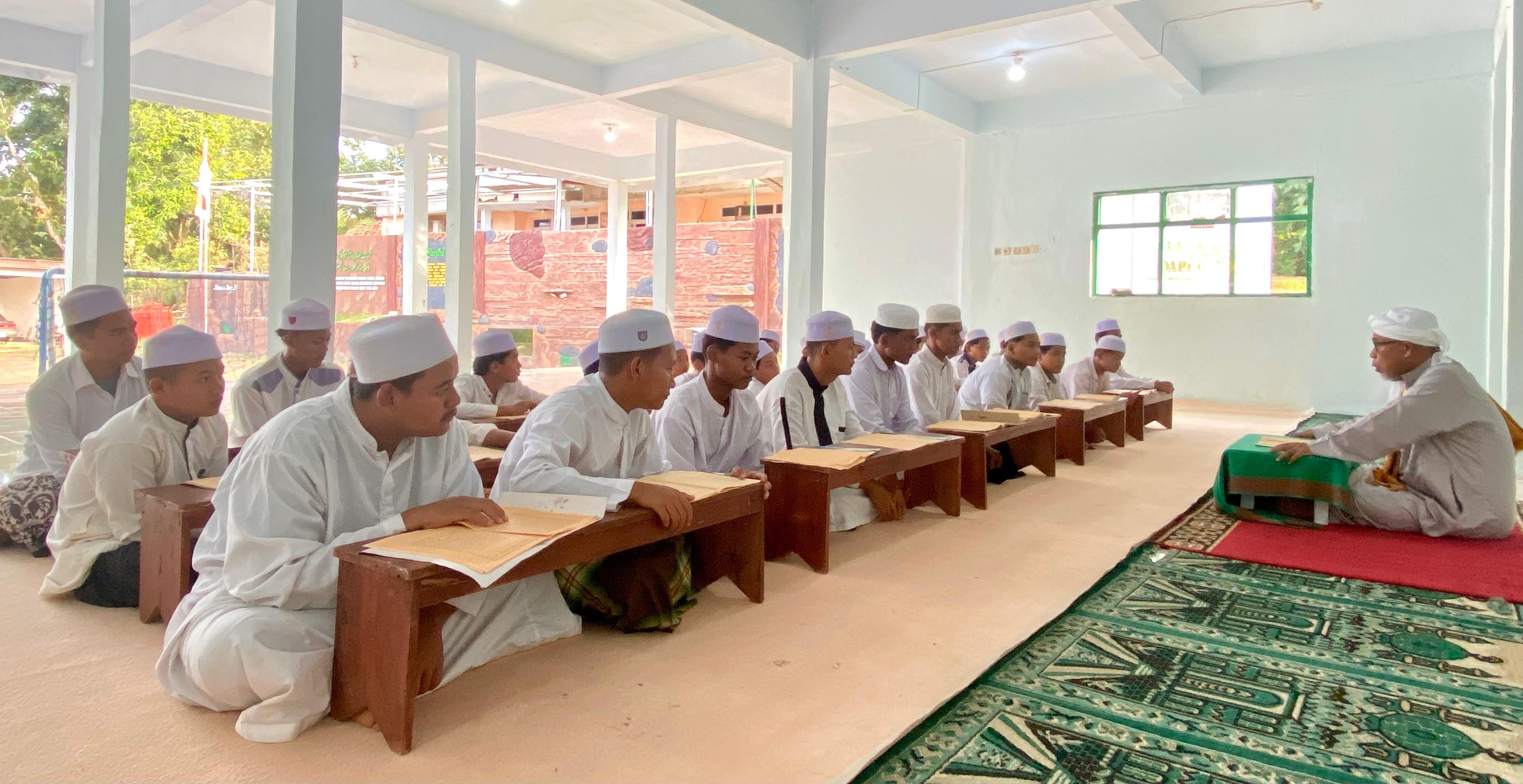RUTINITAS: Santri putra mengaji kepada Pengasuh Ponpes Darul Amin KH Abd. Razak Syafiuddin, Selasa (4/3). (MOH. IQBAL AFGANI/JPRM)
