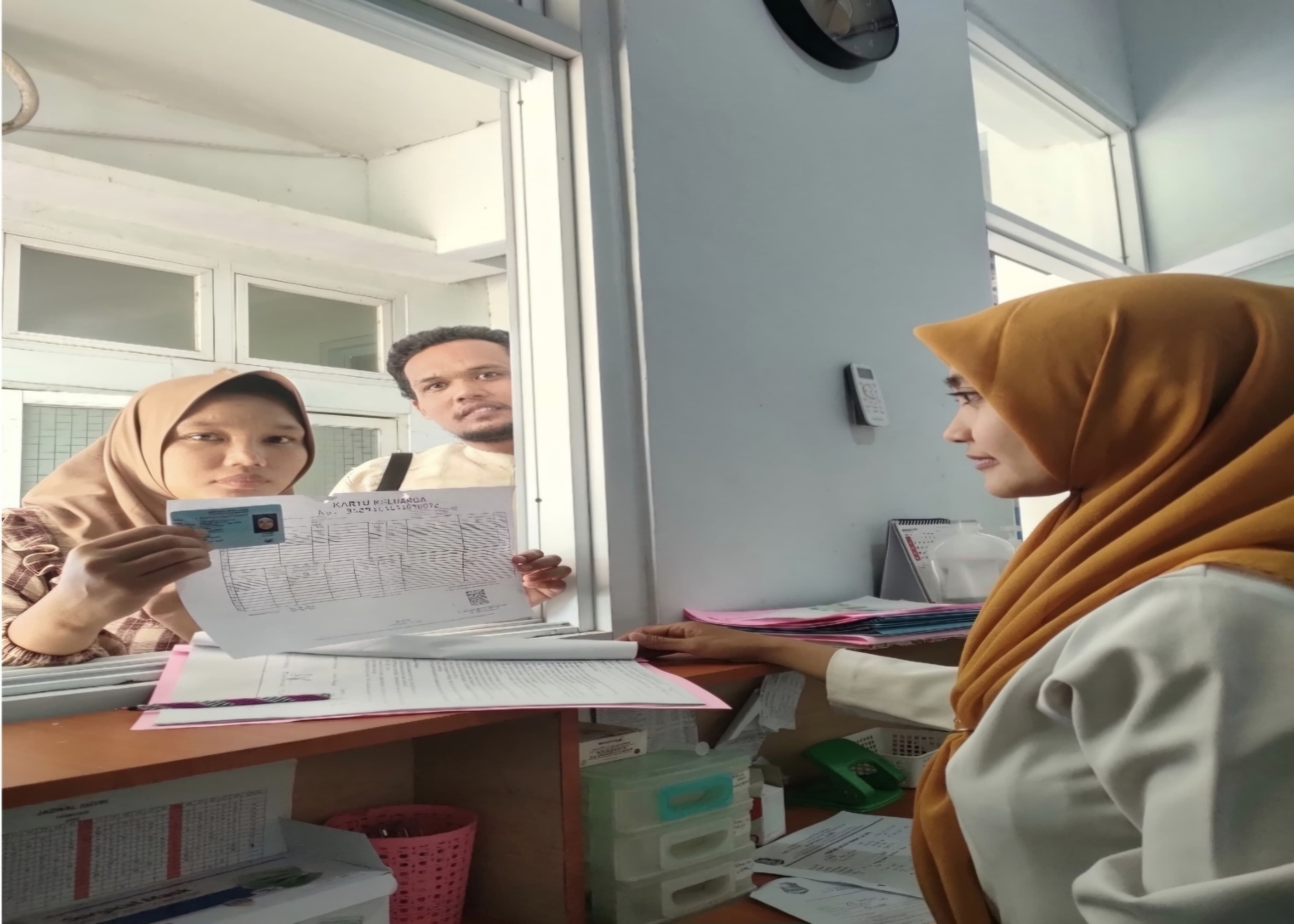 RAMAH: Petugas melayani masyarakat di ruang layanan Puskesmas Legung. (PUSKESMAS LEGUNG)