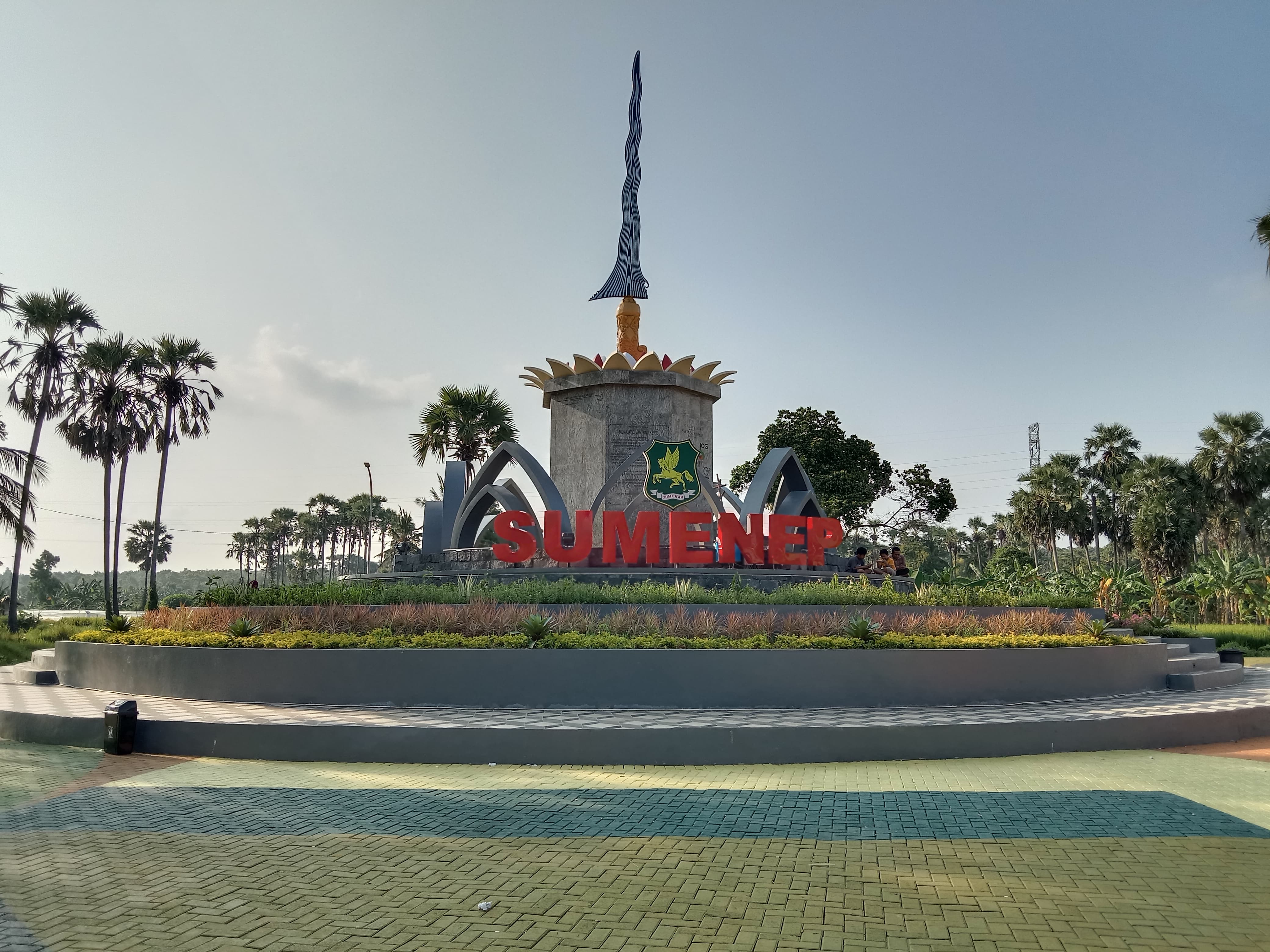MEGAH: Masyarakat menikmati suasana di Tugu Keris Arya Wiraraja, Desa Sendang, Kecamatan Pragaan, kemarin. (ERWIN MAULIDIN MM/JPRM)