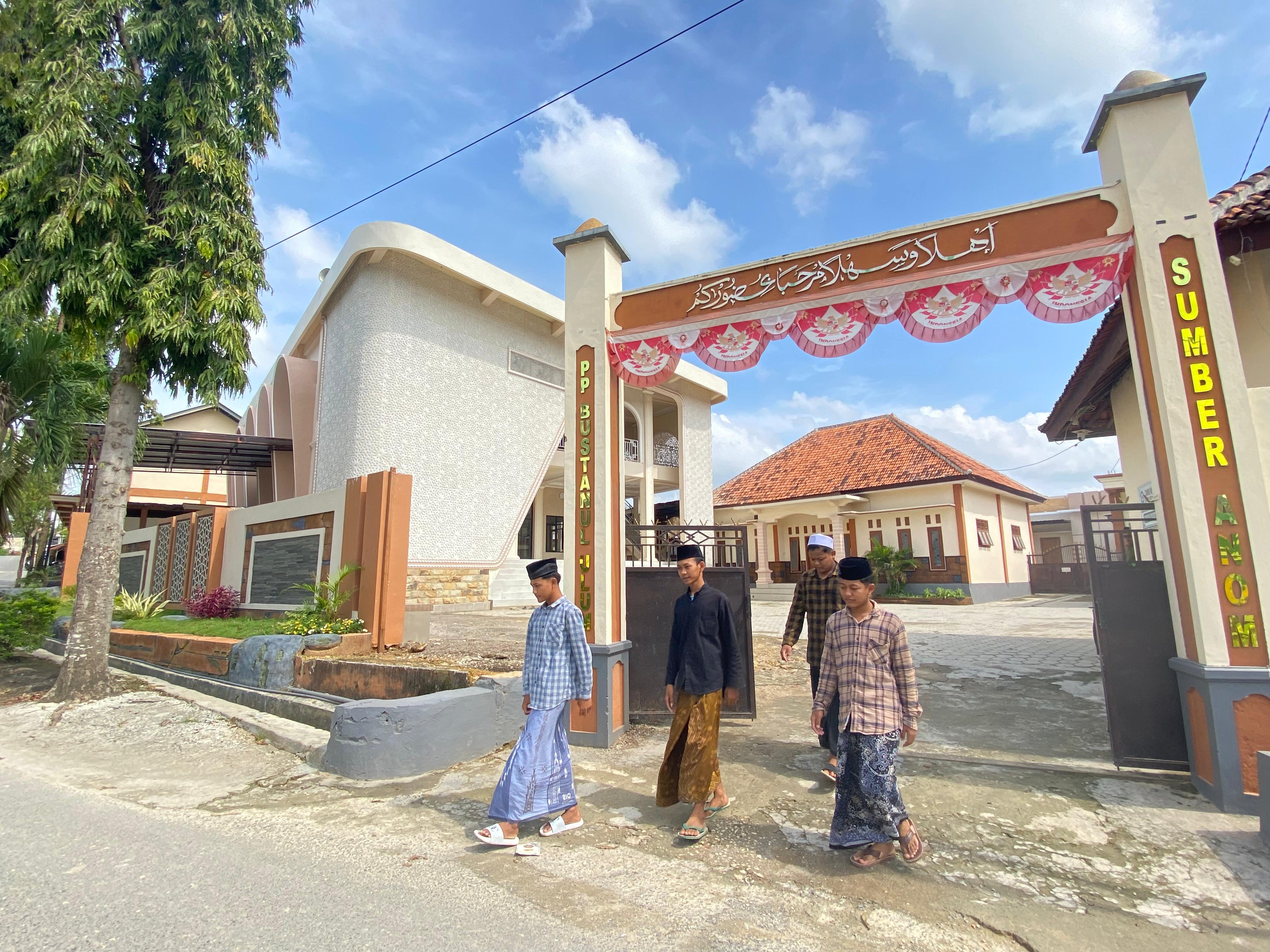 BERSIH: Santri memasuki masjid Pesantren Bustanul Ulum Sumber Anom, Desa Angsanah, Kecamatan Palengaan, Kamis (6/3). (AYU LATIFAH/JPRM)