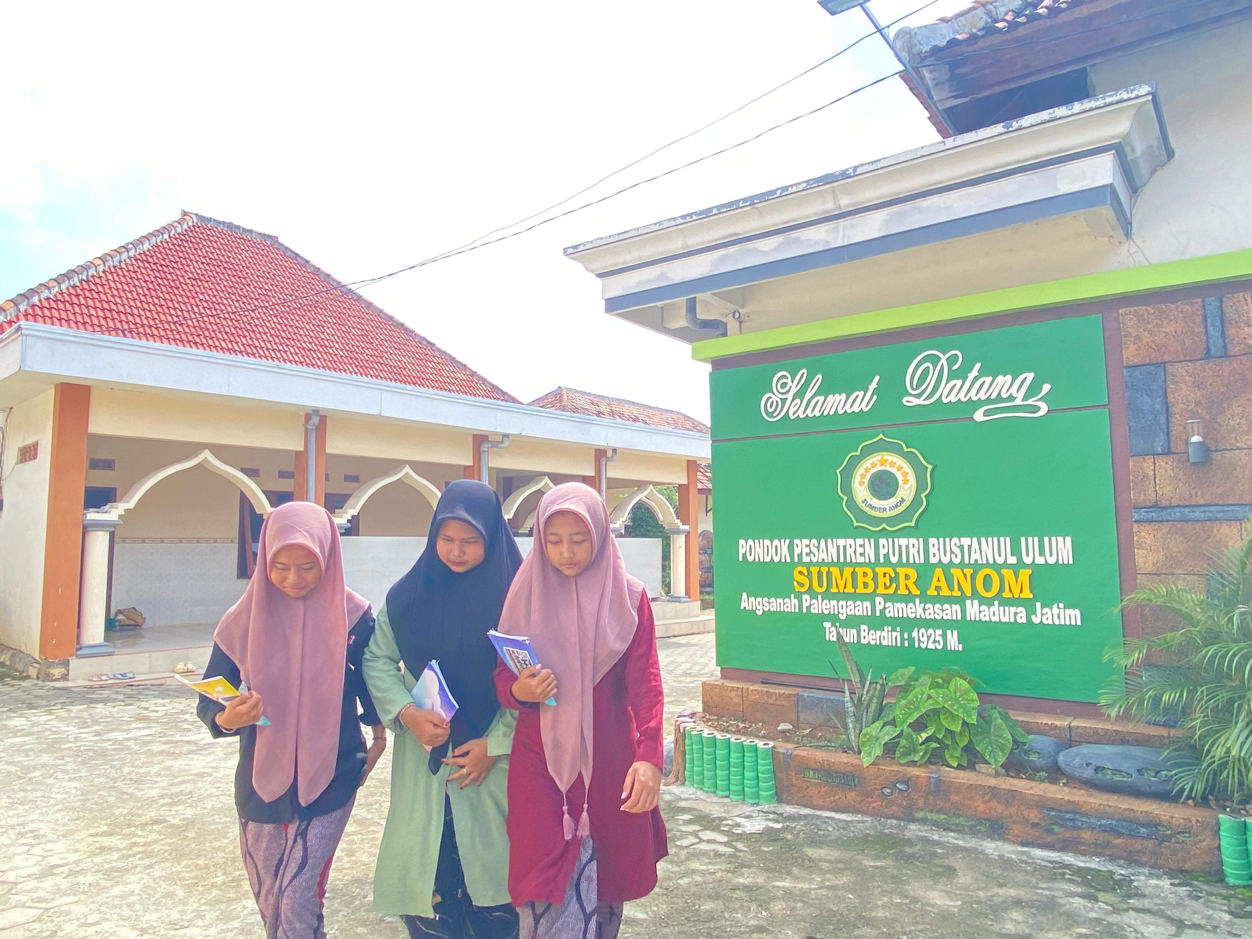 ANTUSIAS: Santri putri mengikuti kegiatan Ramadan di Pesantren Bustanul Ulum Sumber Anom, Desa Angsanah, Kecamatan Palengaan,
