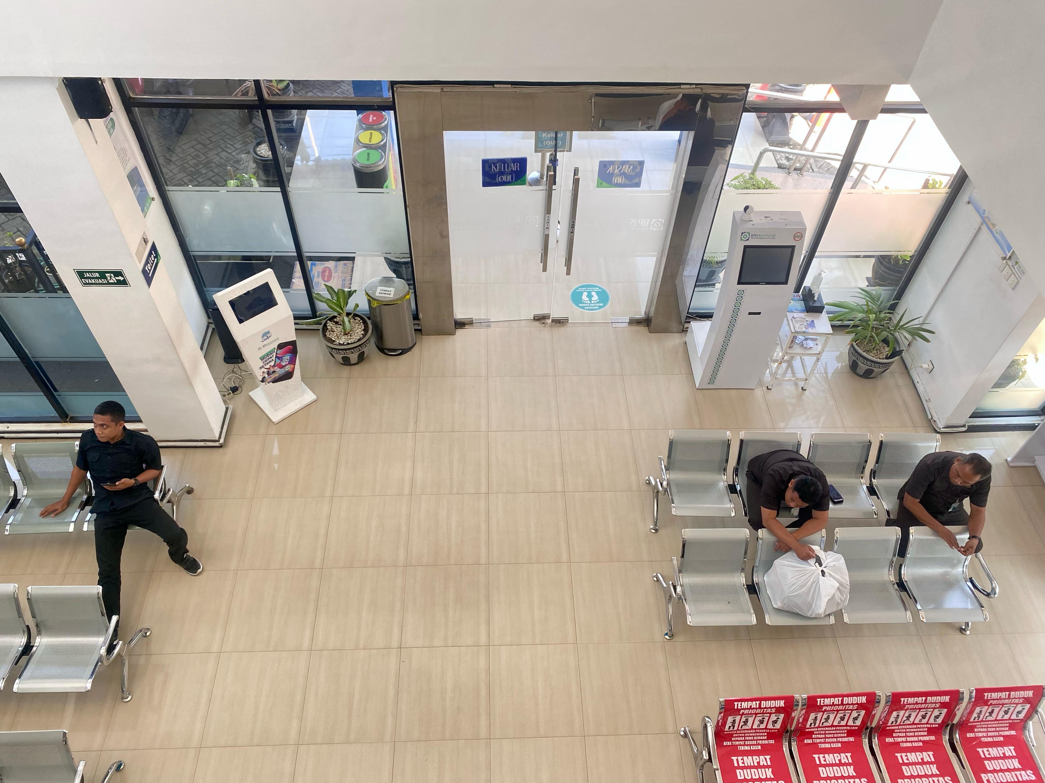 LAYANAN NORMAL: Petugas berada di kantor BPJS Kesehatan Cabang Pamekasan, Senin (3/3). (MOH. IQBAL AFGANI/JPRM)