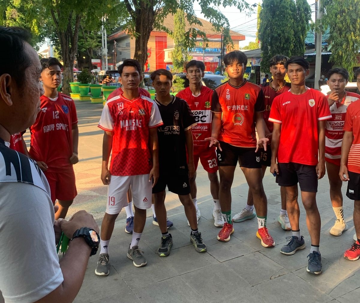 FOKUS: Sejumlah pemain Futsal Sumenep mengikuti latihan rutin sebelum mengikuti Pra-Porprov IX Jatim Kamis (6/3). (EKO SULISTIYO UNTUK JPRM)