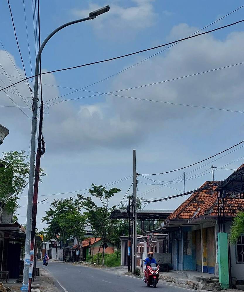 JALAN RAYA: Pengendara melintas di sekitar lampu PJU yang ada di Jalan Jamaluddin, Sampang, Kamis (6/3). (JUNAIDI PONDIYANTO/JPRM)