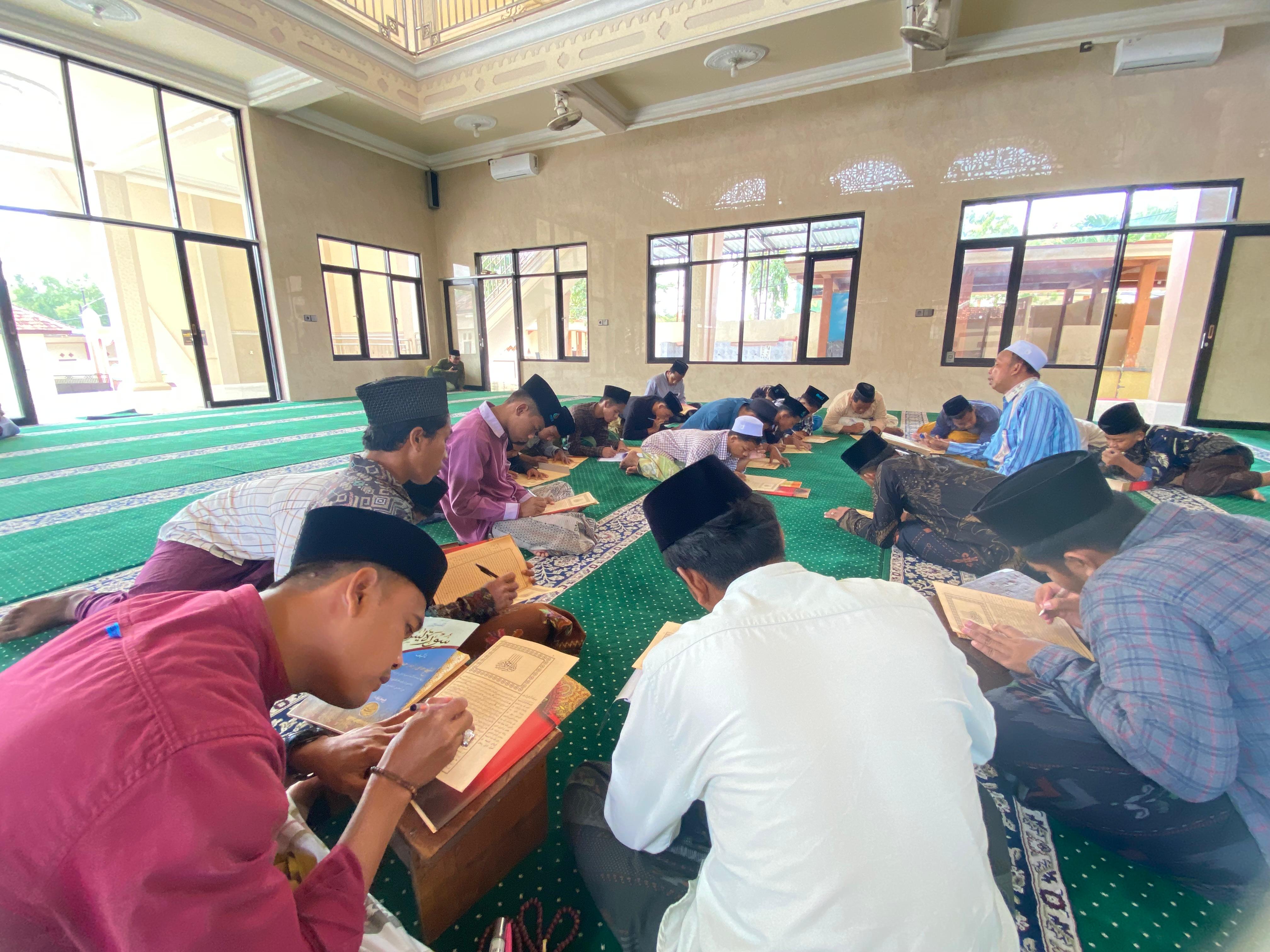 MENIMBA ILMU: Sejumlah santri Pesantren Bustanul Ulum Sumber Anom, Desa Angsanah, Kecamatan Palengaan, saat belajar kitab kuning, Kamis (6/3). (AYU LATIFAH/JPRM)