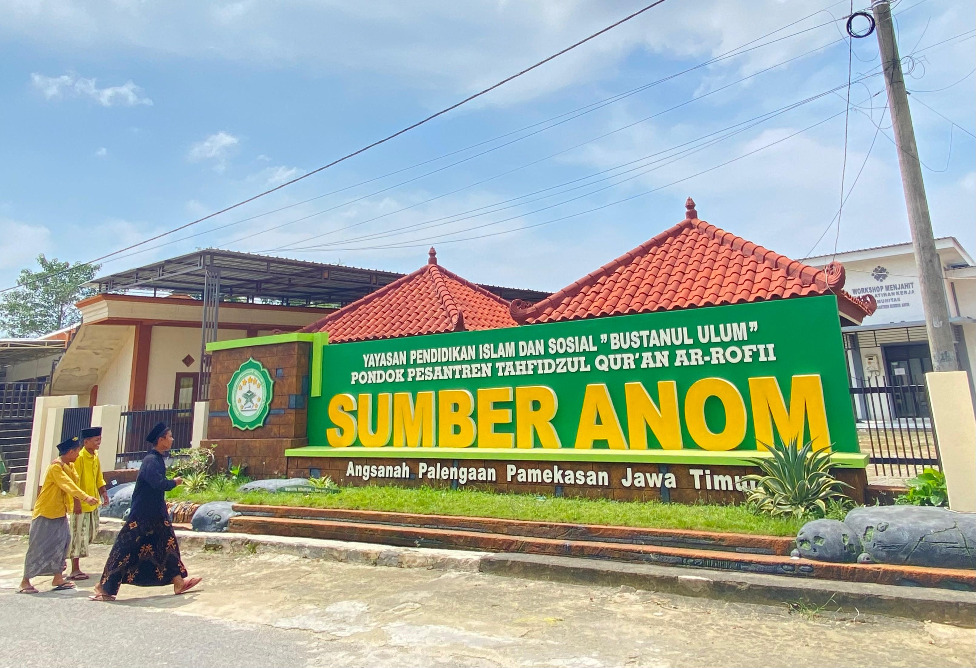 LEMBAGA ILMU:  Santri berada di depan Pesantren Bustanul Ulum Sumber Anom, Desa Angsanah, Kecamatan Palengaan, Kamis (6/3). (AYU LATIFAH/JPRM)