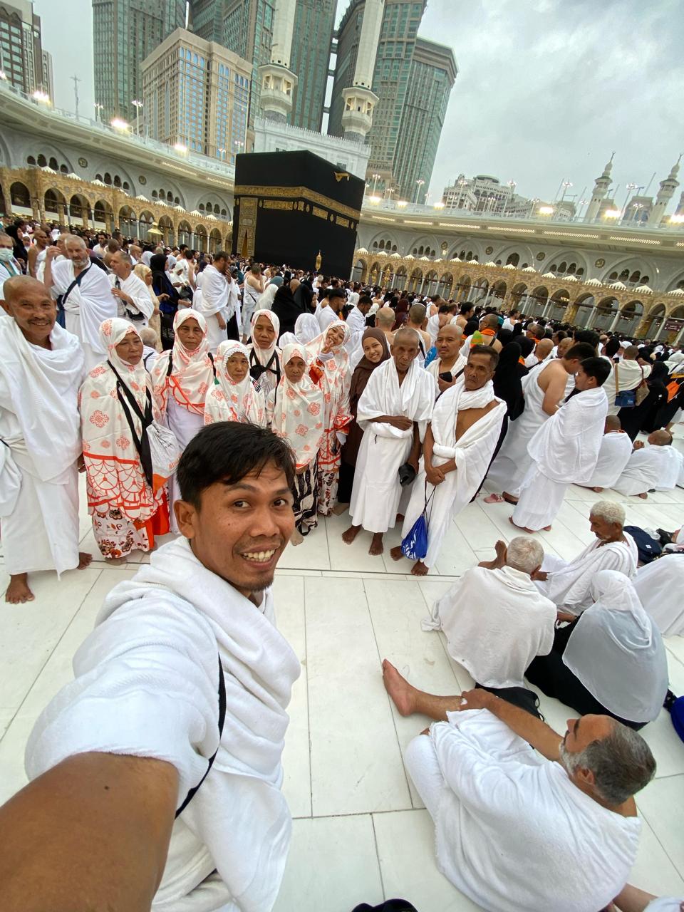 IBADAH: Jemaah berfoto bersama di depan Kakbah setelah melaksanakan ibadah umrah. (PT MUHAMMAD TOUR AND TRAVEL UNTUK JPRM)