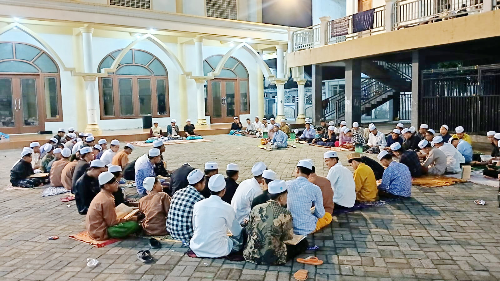 ANTUSIAS: Santri Ponpes Darul Amin mengikuti musyawarah kubro di halaman masjid beberapa waktu lalu. (PP DARUL AMIN UNTUK JPRM)