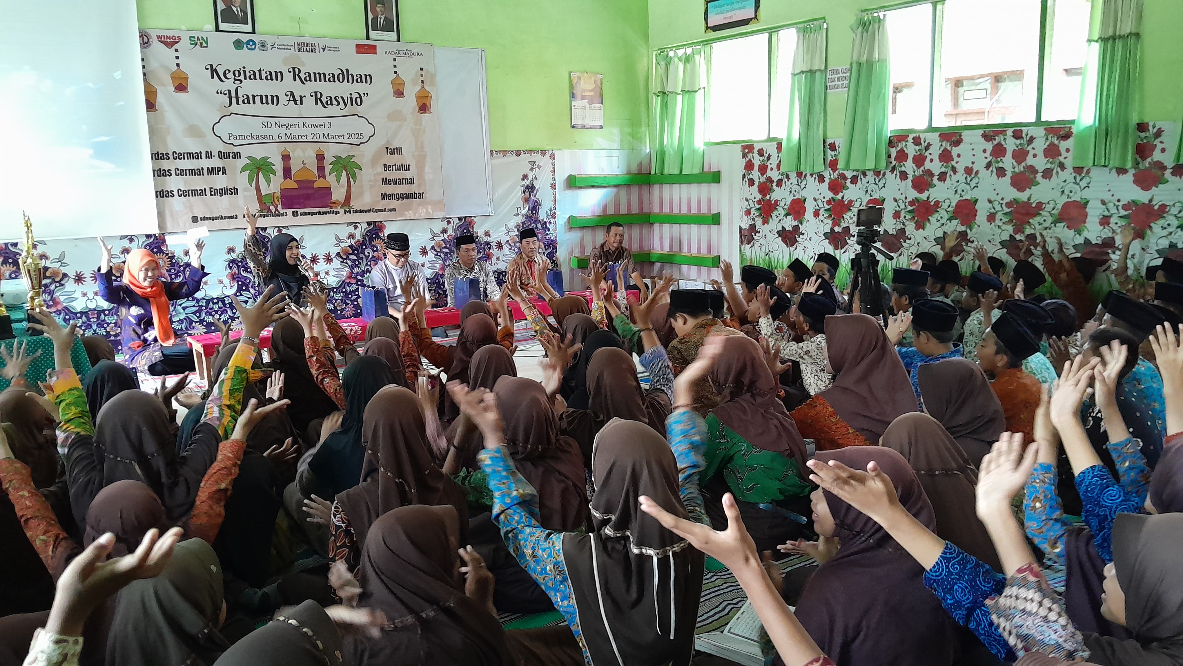 BAHAGIA: Kepala SDN Kowel 3, Pamekasan, Halidah (kerudung hitam) menyemangati anak didiknya dalam kegiatan Ramadan, Sabtu (8/3). (KHOLIL RAMLI/JPRM)
