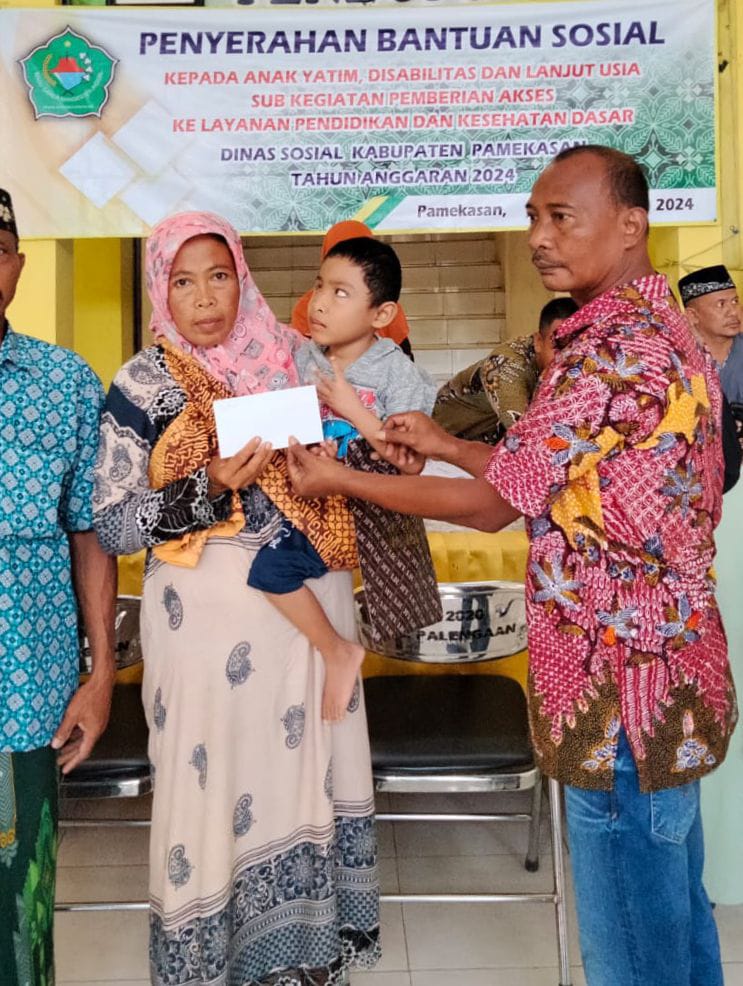 SOSIAL: Penyandang disabilitas mendapatkan bantuan beberapa waktu lalu. (DINSOS UNTUK JPRM)