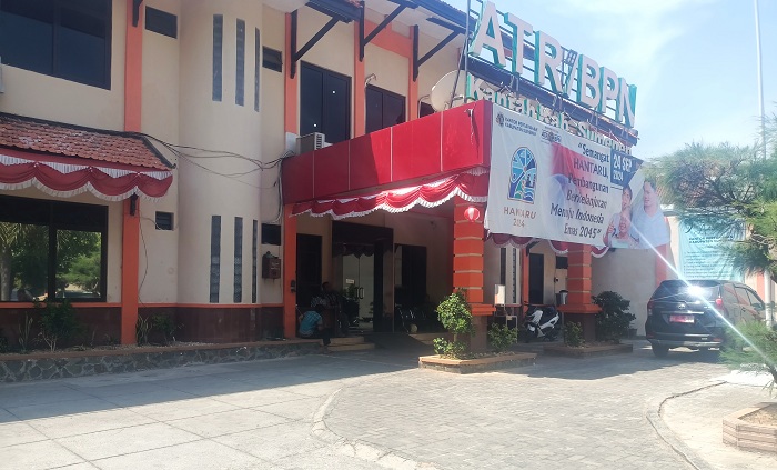 MEGAH: Keberadaan kantor BPN Sumenep yang berlokasi di Desa Pabian, Kecamatan Kota, pada Kamis (6/3). (MOH IQBAL/JPRM)