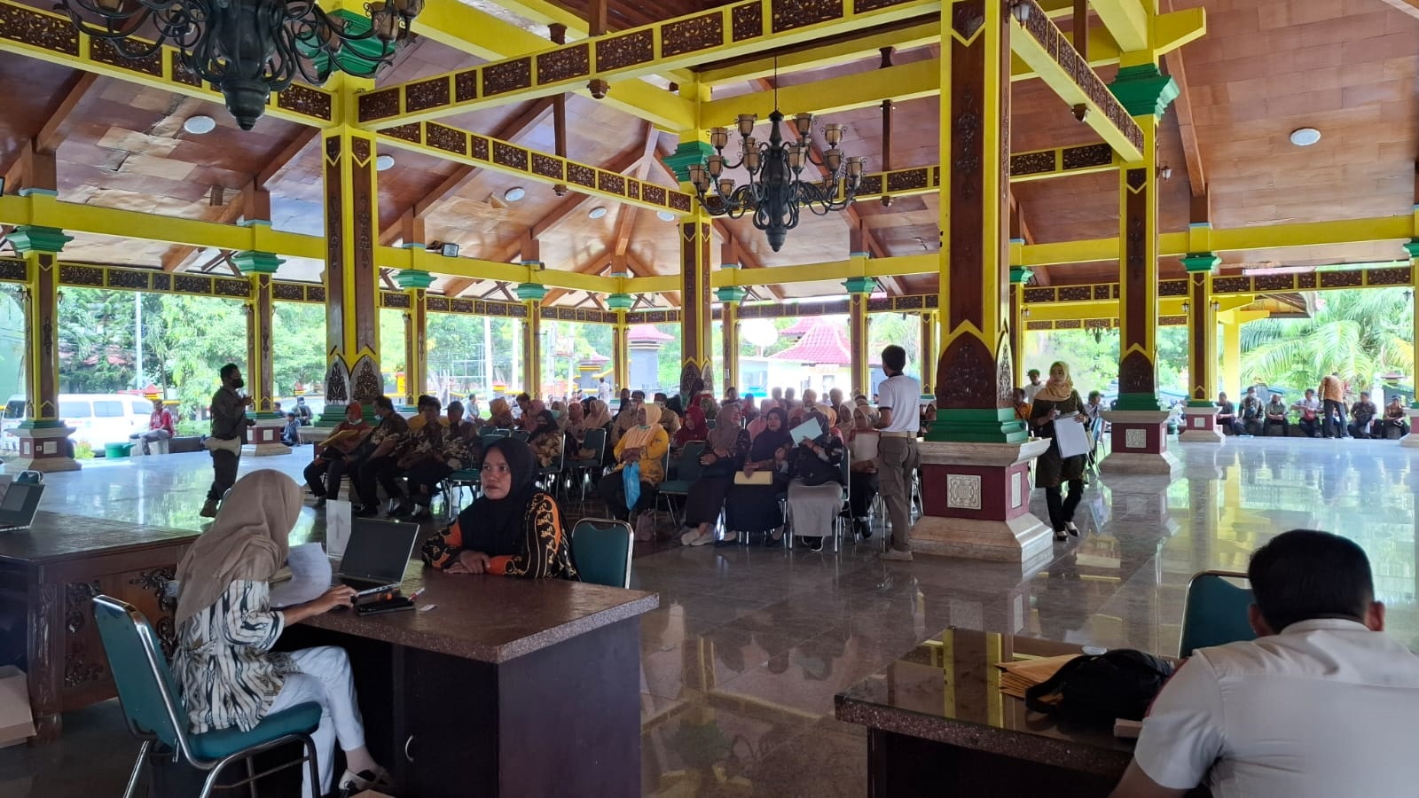 LAYANAN PUBLIK: THL mengajukan pencairan JHT di Pendopo Pratanu, Jalan Soekarno-Hatta, Bangkalan, Kamis (6/3). (IMAMUDIN/JPRM)