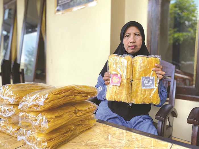 RENYAH: Musfiroh menunjukkan keripik gurih di Dusun Aeng Penai, Desa Blumbungan, Kecamatan Larangan, Pamekasan, Sabtu (15/2). (AYU LATIFAH/JPRM)