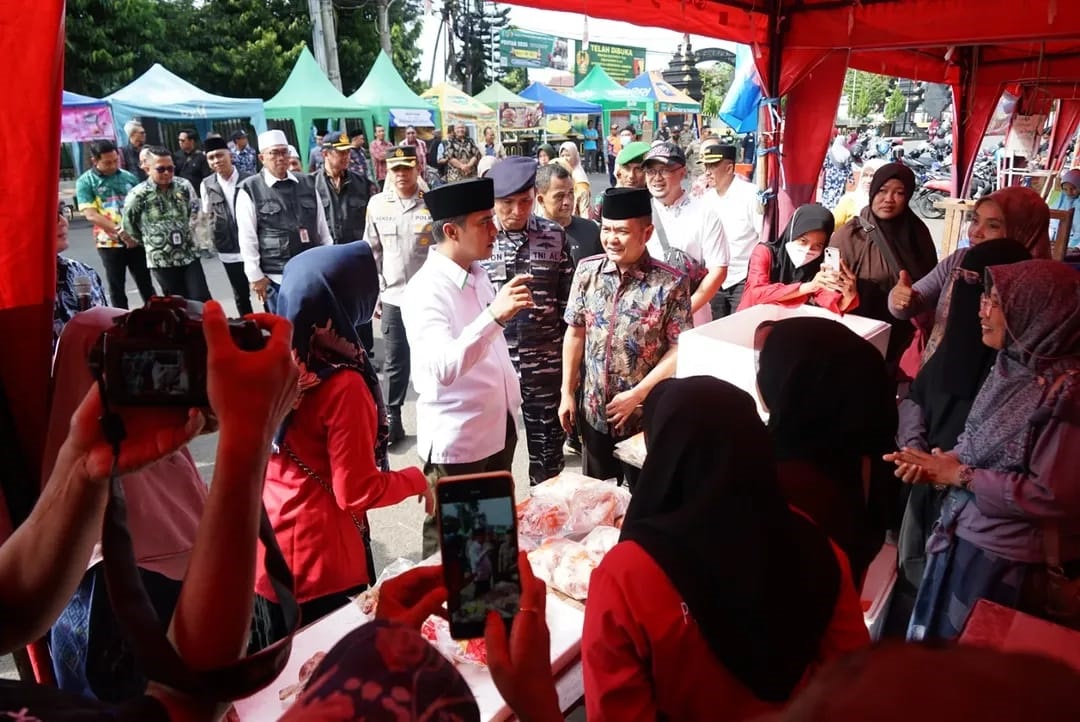 TEKAN INFLASI: Bupati Bangkalan Lukman Hakim dan Wakilnya, Moch. Fauzan Ja&rsquo;far, memantau pasar murah di Jalan Letnan Abdullah, Jumat (7/3). (PROKOPIM UNTUK JPRM)