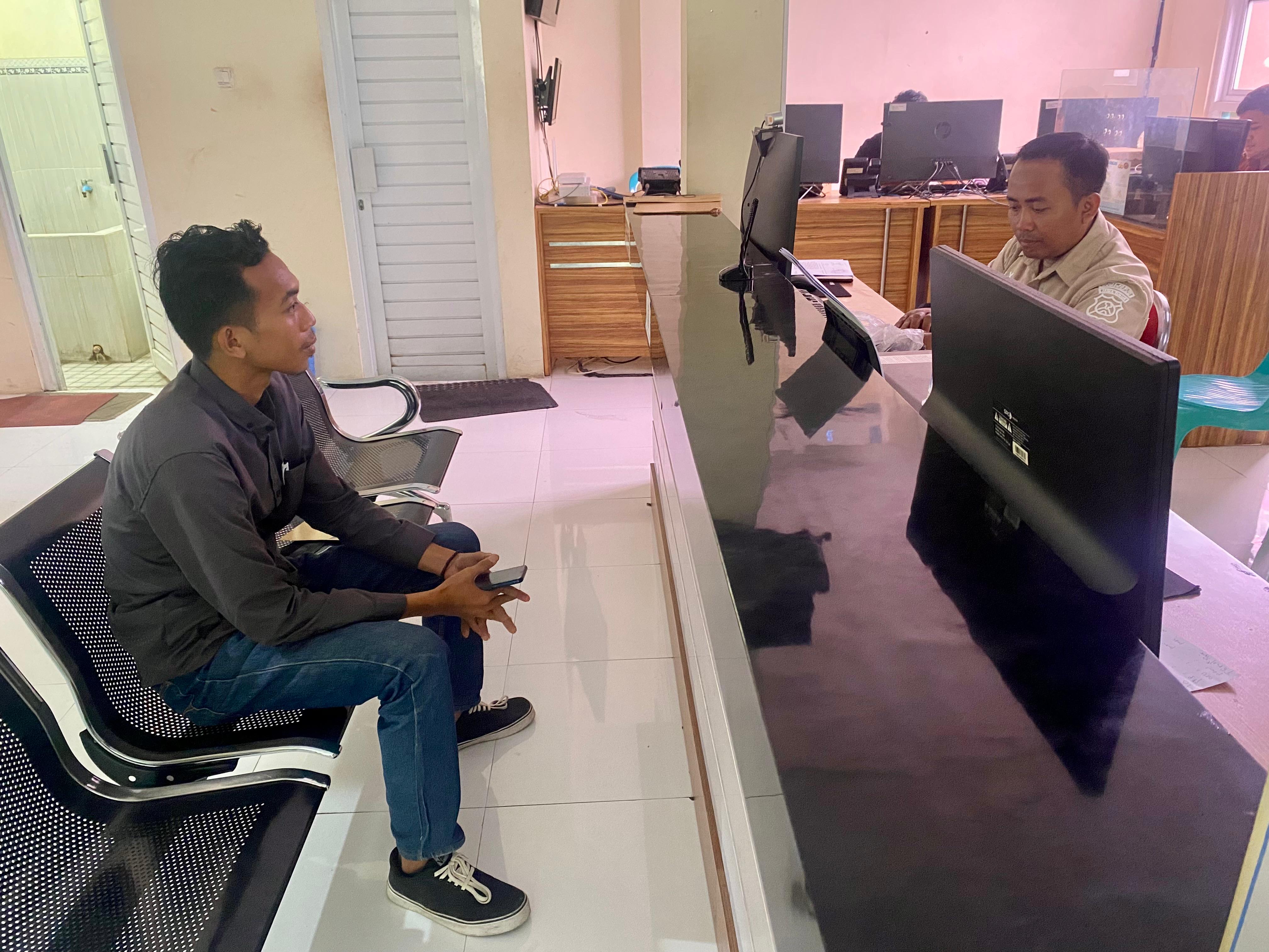 MELAPOR: Wartawan JTV Madura Abdurrahman Fauzi melaporkan kasus yang menimpanya ke Polres Pamekasan, Senin (13/1). (DOK/JPRM)