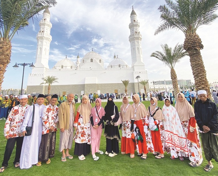 SEMRINGAH: Jemaah umrah PT Muhammad Tour and Travel berfoto bersama di depan Masjid Quba, Kota Madinah. (PT MUHAMMAD TOUR AND TRAVEL UNTUK JPRM)