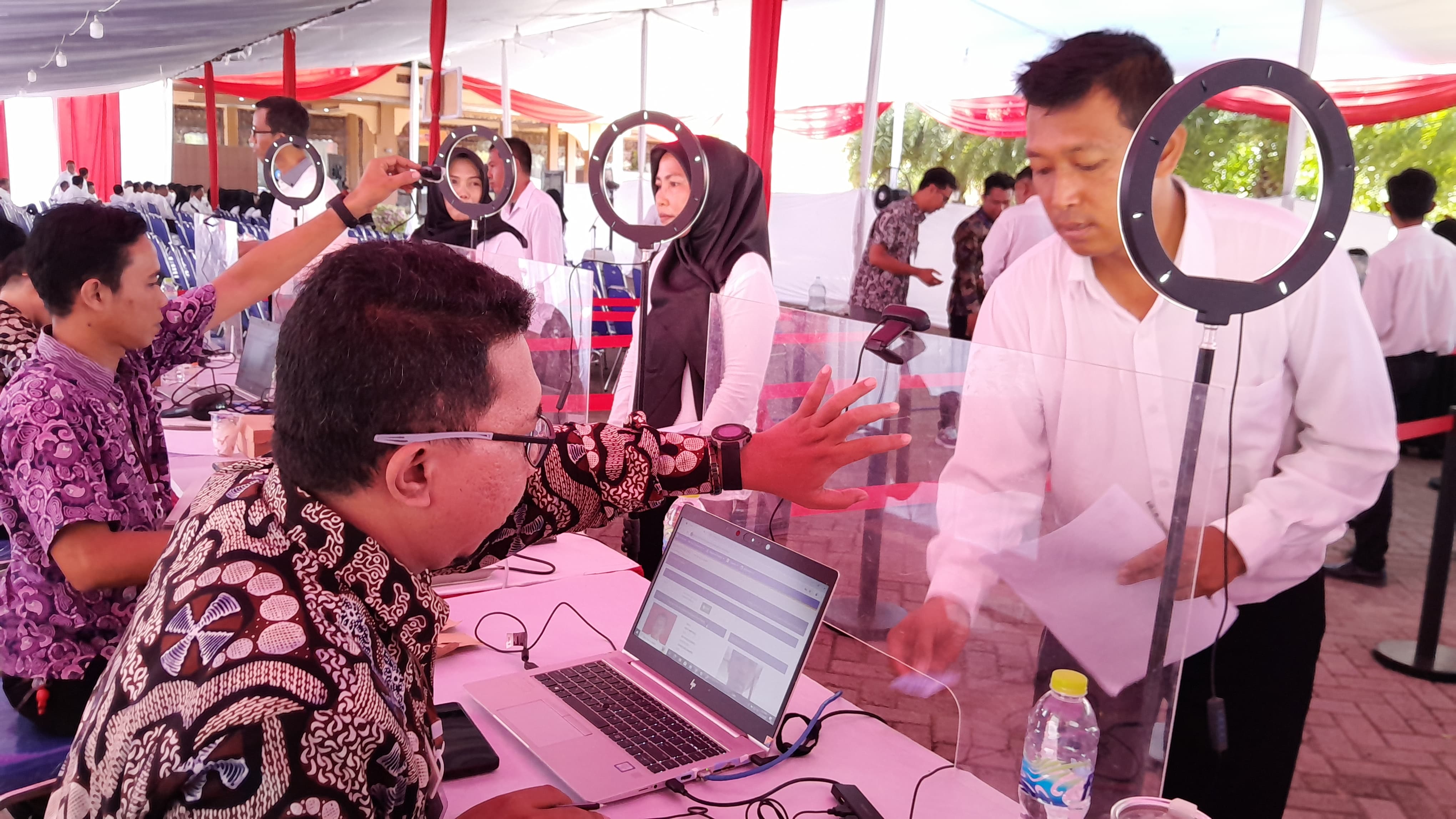 ANTUSIAS: Peserta seleksi PPPK 2024 tahap pertama melakukan registrasi di Gedung Prima Jaya Abadi, Pamekasan, Selasa (3/12). (KHOLIL RAMLI/JPRM)