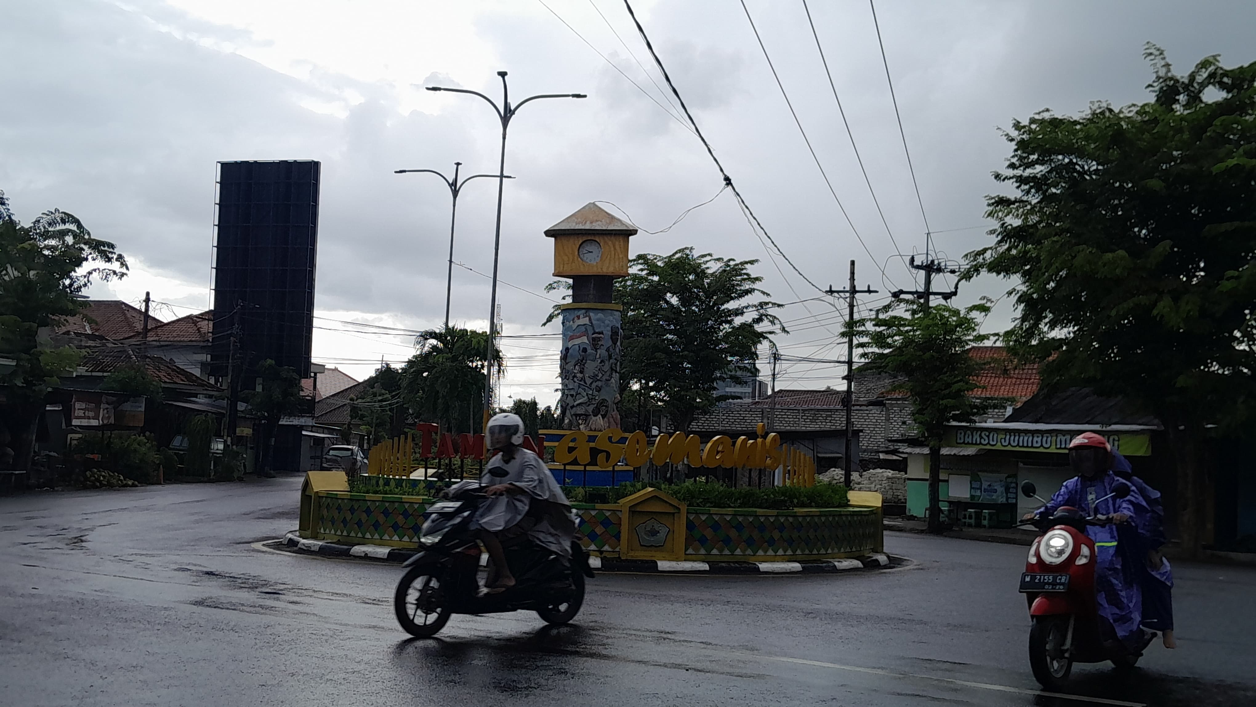 MENDUNG: Kendaraan bermotor melintas di sekitar lampu PJU Bundaran, Taman Asemmanis, Desa Buddagan, Kecamatan Pademawu, kemarin. (KHOLIL RAMLI/JPRM)
