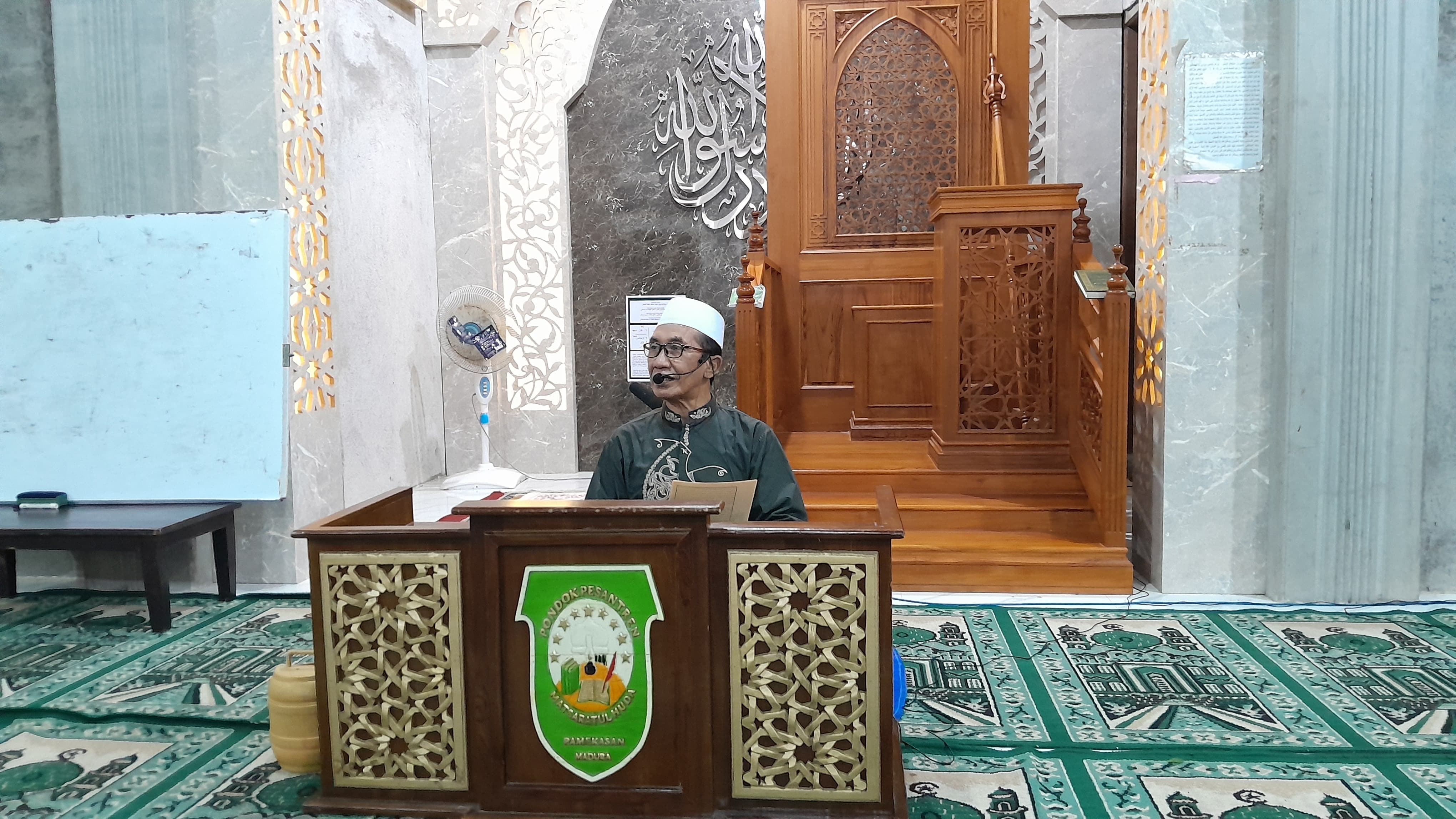PANUTAN: Pengasuh Ponpes Matsda KH Kholilurrahman sedang membaca kitab, Jumat (7/3). (KHOLIL RAMLI/JPRM)