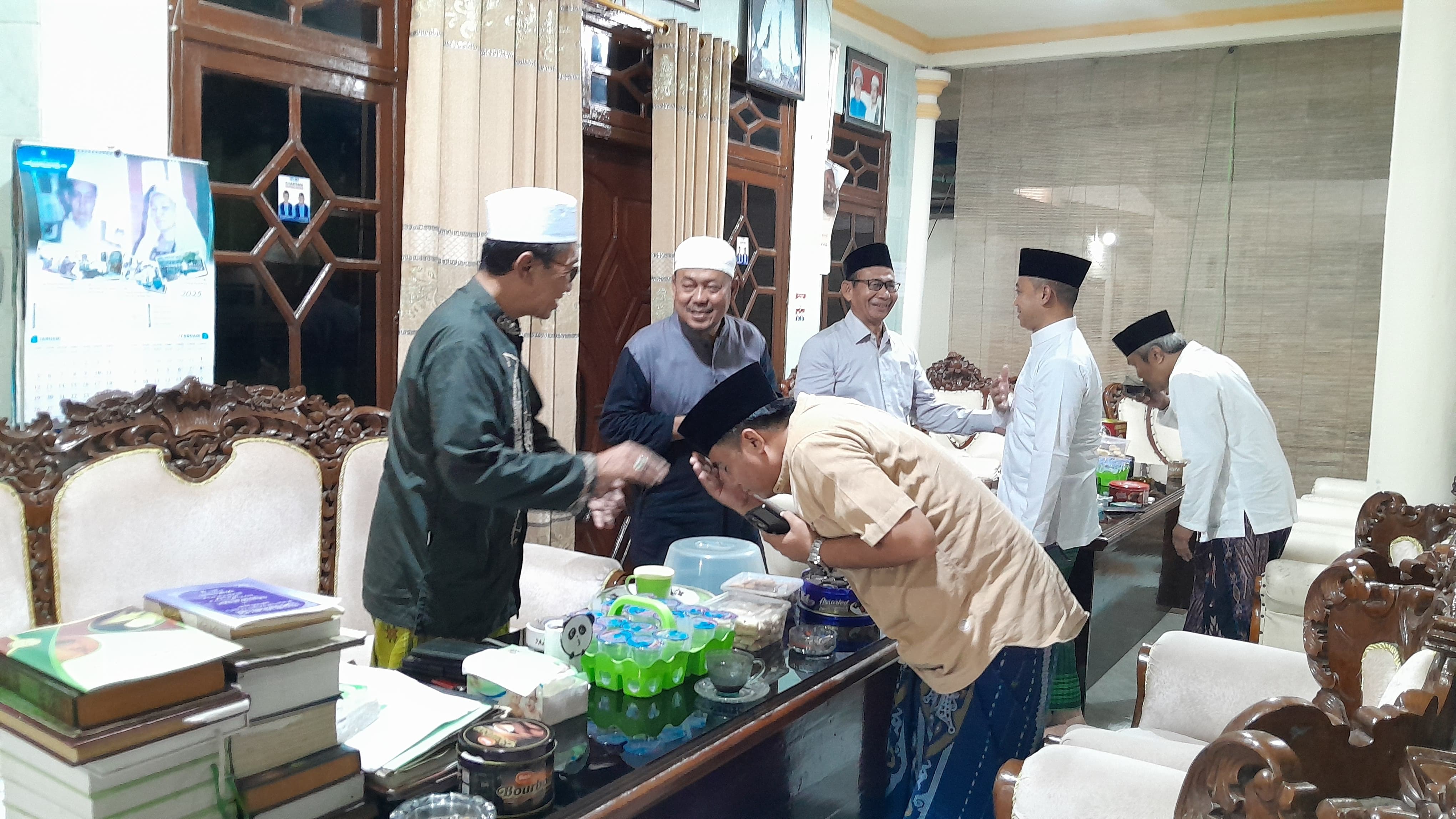 RAMAH: Pengasuh Ponpes Matsda KH Kholilurrahman menerima tamu di kediamannya, Jumat (7/3). (KHOLIL RAMLI/JPRM)