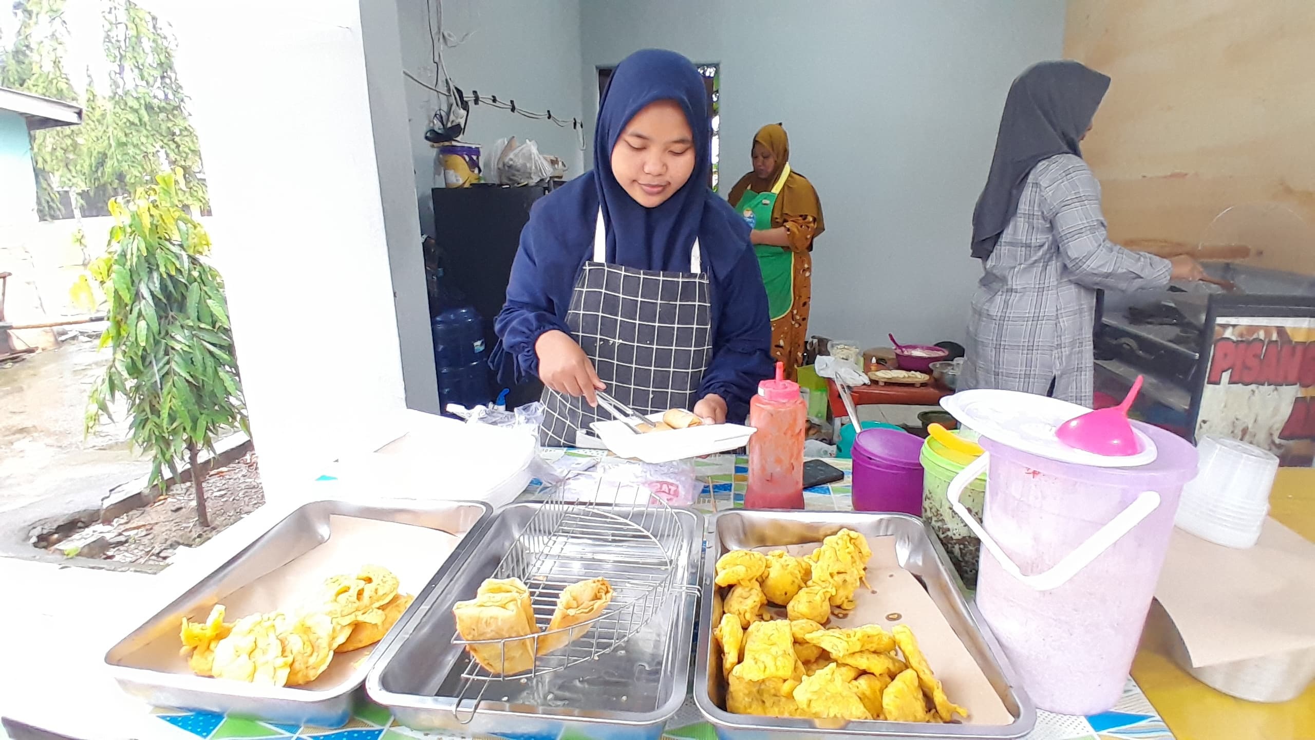 TAKJIL: Nuril Laili, salah satu penjual takjil di Jalan Kabupaten, Pamekasan, sedang menata dagangan, Senin (10/3). (KHOLIL RAMLI/JPRM)