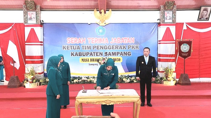 NAKHODA BARU: Ketua TP PKK Sampang Selviana Slamet Junaidi menandatangi dokumen yang disaksikan Bupati Slamet Junaidi dalam acara sertijab Ketua TP PKK di Pendopo Trunojoyo Senin (10/3).