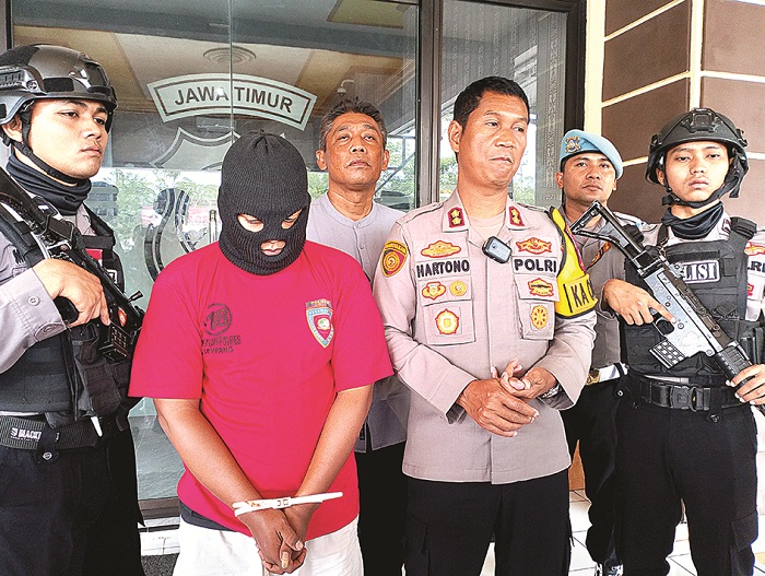 BERI KETERANGAN: Kapolres Sampang AKBP Hartono melakukan konferensi pers usai kasus pembacokan di Dusun Bliker, Desa Tamberu Daya, Kecamatan Sokobanah, Selasa (11/3). (UBAIDILLAHIR RAIE/JPRM)