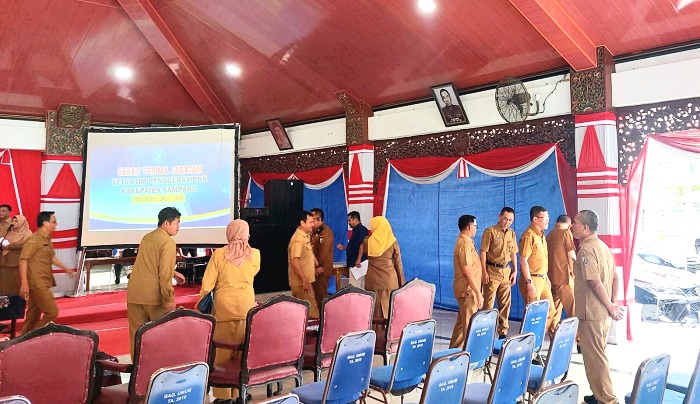 BERSERAGAM DINAS: Sejumlah pegawai usai mengikuti kegiatan di Pendopo Trunojoyo, Sampang, Senin (10/3). (JUNAIDI PONDIYANTO/JPRM)