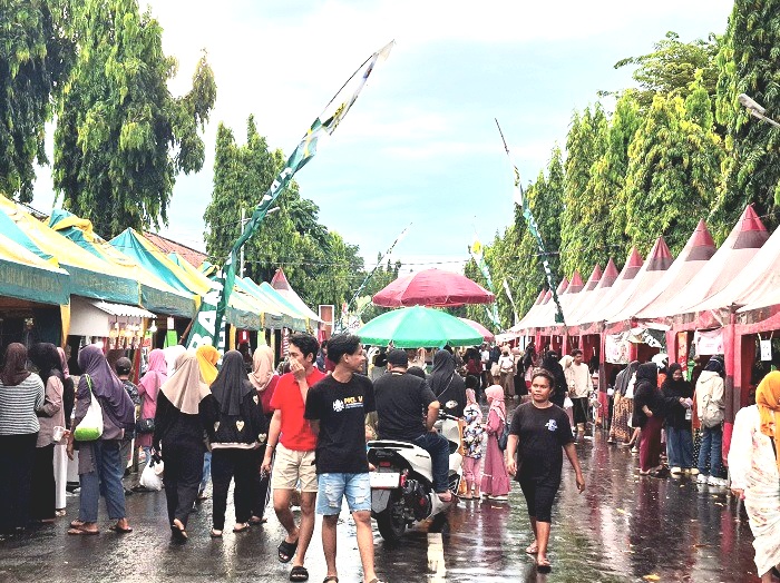RAMAI: Masyarakat berbondong-bondong mengunjungi bazar takjil di Jalan dr Soetomo, Kelurahan Pajagalan, Kecamatan Kota Sumenep, Senin (10/3). (MOH. LATIF/JPRM)