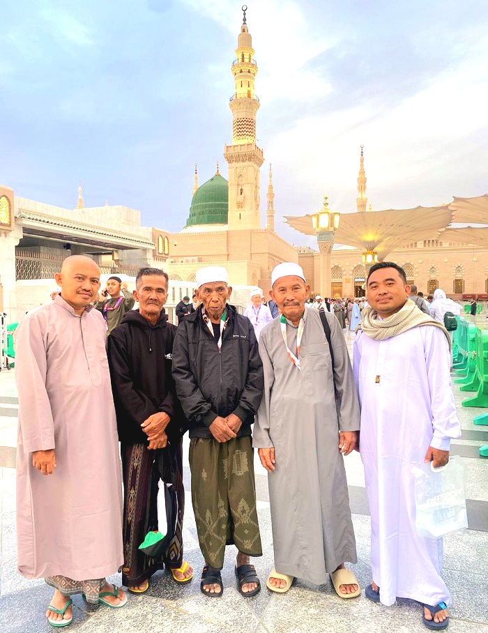 PERJALANAN SPIRITUAL: Jemaah umrah PT Muhammad Tour and Travel berfoto bersama di depan Masjid Nabawi, Madinah, Arab Saudi. (PT MUHAMMAD TOUR AND TRAVEL UNTUK JPRM)
