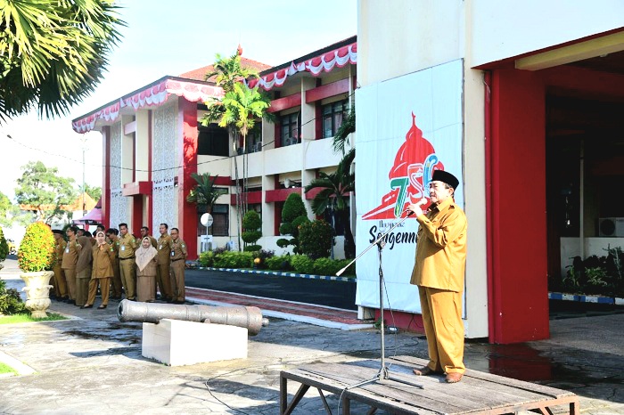 BERWIBAWA: Wabup Sumenep KH Imam Hasyim saat memimpin apel di halaman kantor pemkab Senin (10/3). (PROKOPIM SUMENEP UNTUK JPRM)