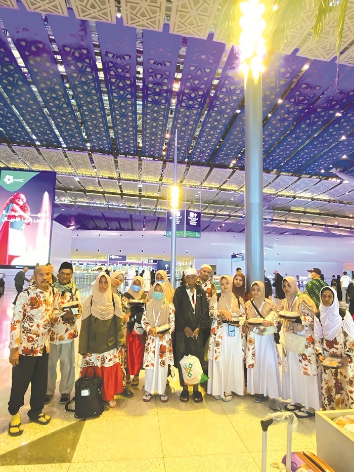 BAHAGIA: Jemaah umrah paket 12 hari berfoto bersama di King Abdul Aziz International Airport, Jeddah, Arab Saudi. (PT MUHAMMAD TOUR AND TRAVEL UNTUK JPRM)