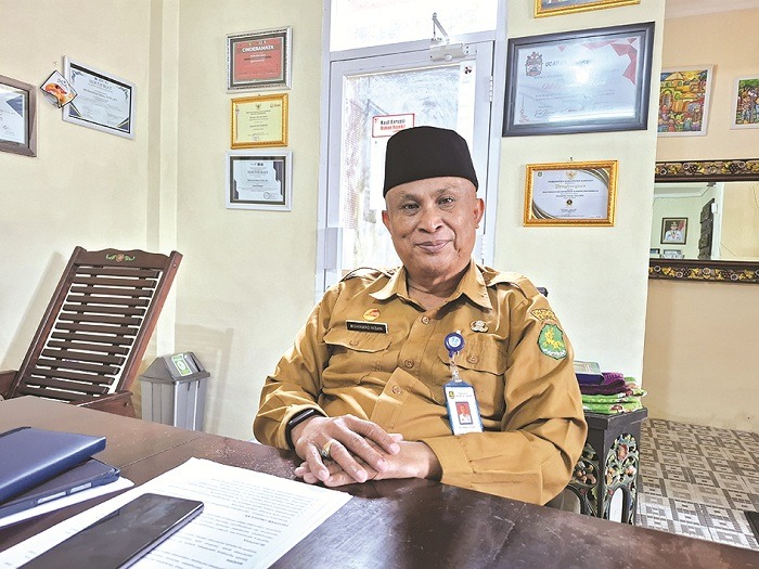 BERI KETERANGAN: Kepala Disbudporapar Sumenep Mohamad Iksan berada di ruang kerjanya, Selasa (11/3). (MOH. IQBAL/JPRM)