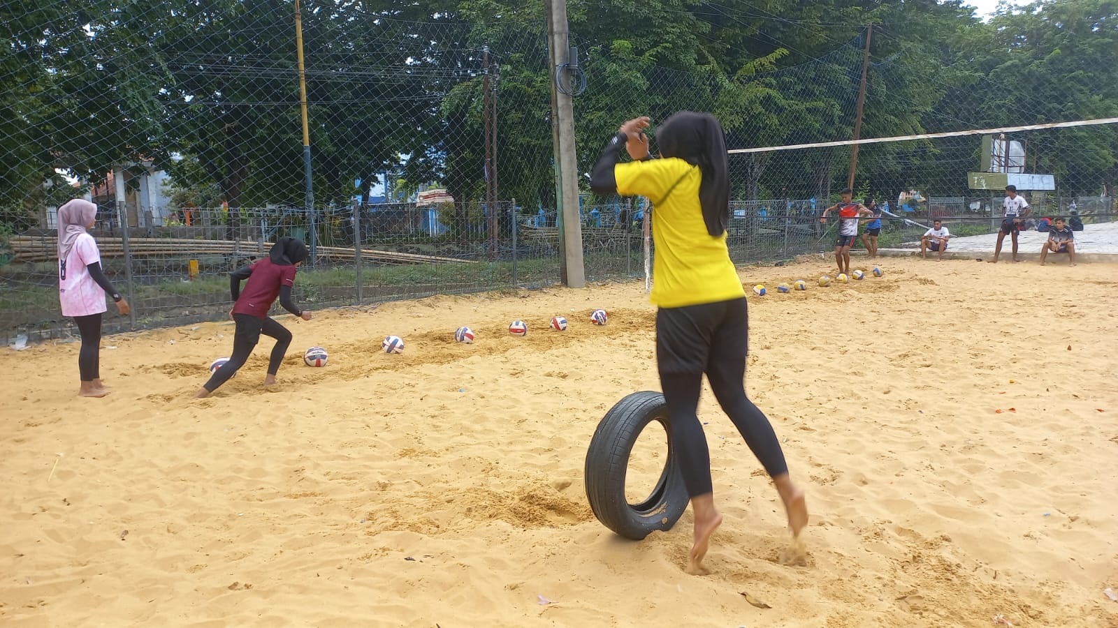 ANDALAN: Atlet PBVSI Sumenep sedang melakukan latihan untuk persiapan Porprov IX Jatim di lapangan yang berlokasi di Desa Pabian, Kecamatan Kota, Minggu (23/2). (PBVSI SUMENEP UNTUK JPRM)