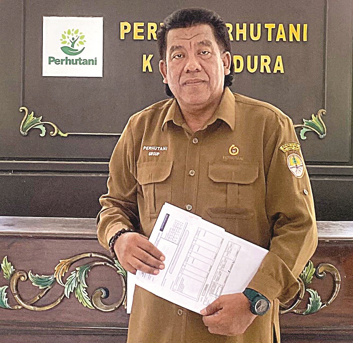 BERI PENJELASAN: Humas Perum Perhutani KPH Madura Herman saat ditemui di kantornya Selasa (11/3). (MOH. IQBAL AFGANI/JPRM)