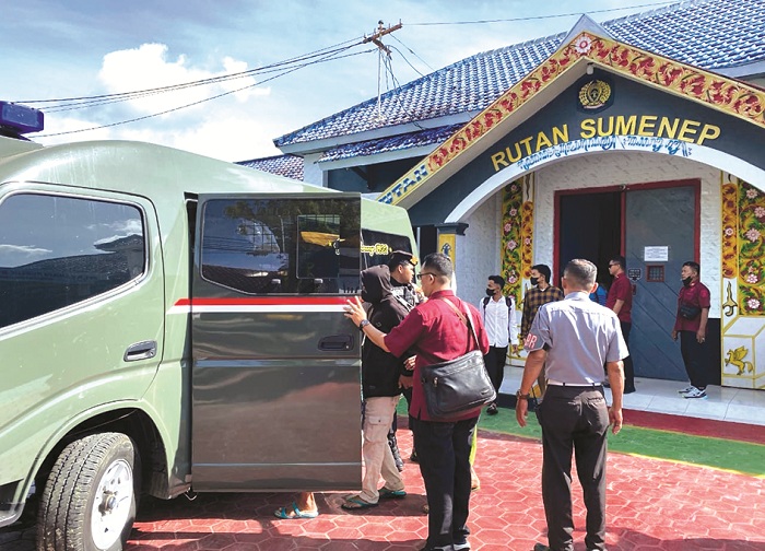 DIKAWAL: Warga binaan dimasukkan ke mobil tahanan di depan Rutan Kelas II-B Sumenep Senin (10/3). (RUTAN KELAS II-B SUMENEP)