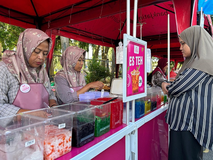MENU ANDALAN: Peserta bazar takjil Ramadan melayani pembeli, Rabu (12/3). (VIVIN AGUSTIN HARTONO/JPRM)