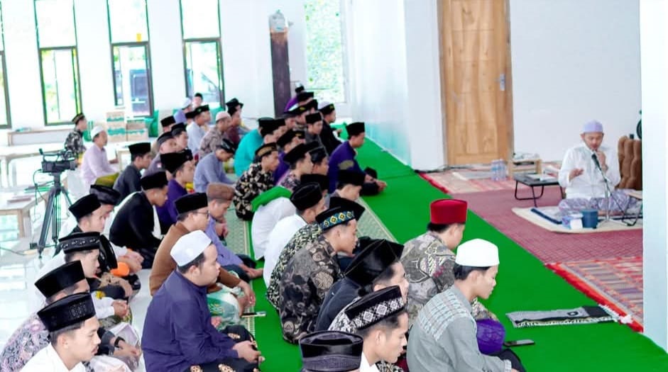 KHUSYUK: Pengasuh Ponpes Miftahul Umum At-Taufiq KH. Muhammad Khoiron Zaini (kanan) memimpin doa di pesantrennya di Desa/Kecamatan Robatal, Sampang, Senin (3/3). (PONPES AT-ATTUFIQ UNTUK JPRM)