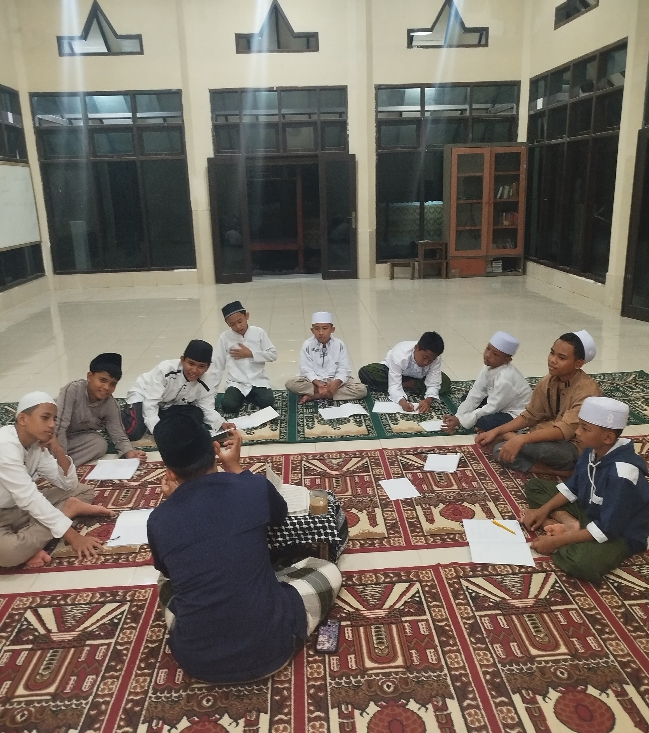 ANTUSIAS: Sejumlah santri saat belajar bahasa Arab di musala Ponpes Tahfidzul Qur&rsquo;an Darul Hijjah Hidayatullah, Socah, Bangkalan. (PONPES DARUL HIJJAH UNTUK JPRM)