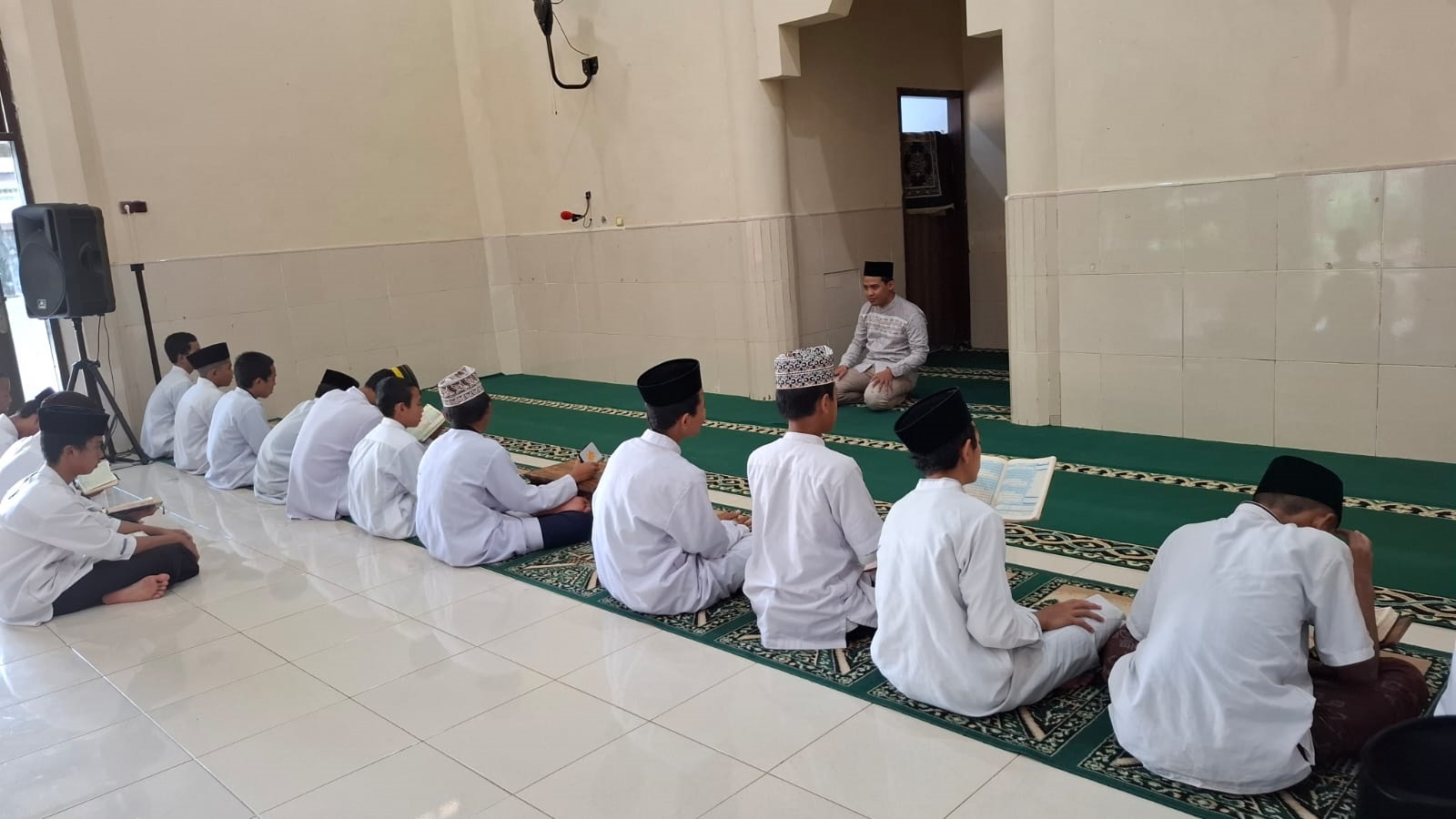 TERTIB: Pengasuh Ponpes Darul Hijjah Hidayatullah Bangkalan Mohammad Johan Al Farisi mengawasi saat murojaah Al-Qur&rsquo;an, Sabtu (8/3). (IMAMUDIN/JPRM)