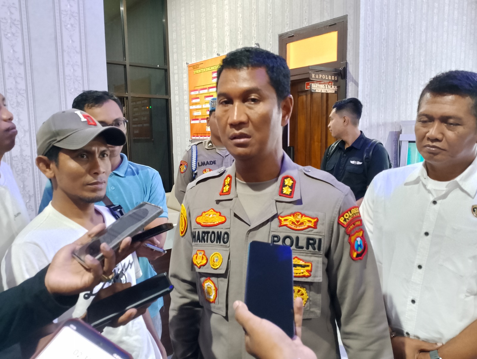 TEGAS: Kapolres Sampang AKBP Hartono memberikan klarifikasi terkait tersangka yang ditengarai dilepas Rabu (12/3). (UBAIDILLAHIR RAIE/JPRM)